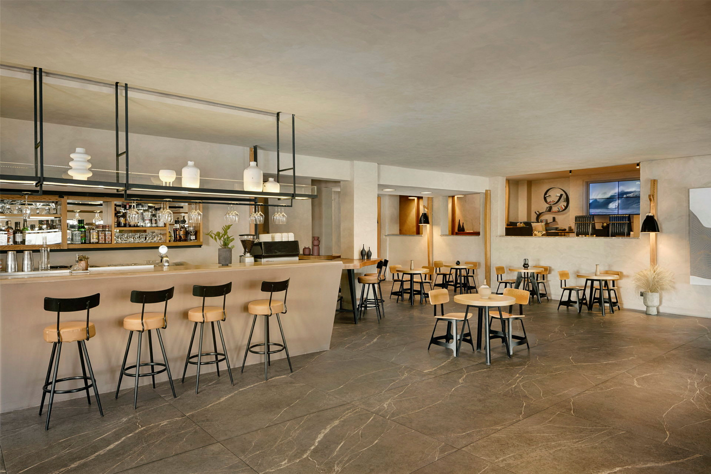 Interiör av en modern bar och kafé med bord och stolar. (AI-genererad text)