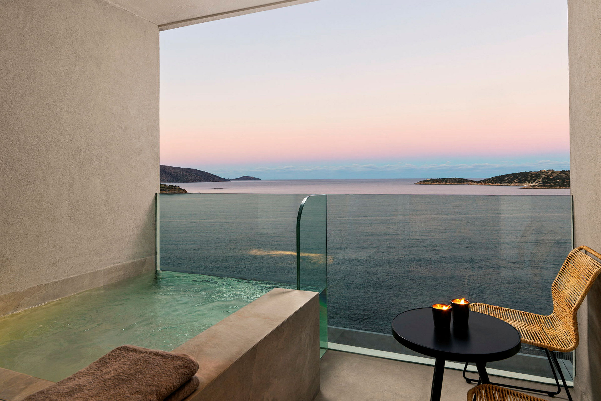 Utsikt över havet från en balkong med en privat pool, bord och stol. (AI-genererad text)