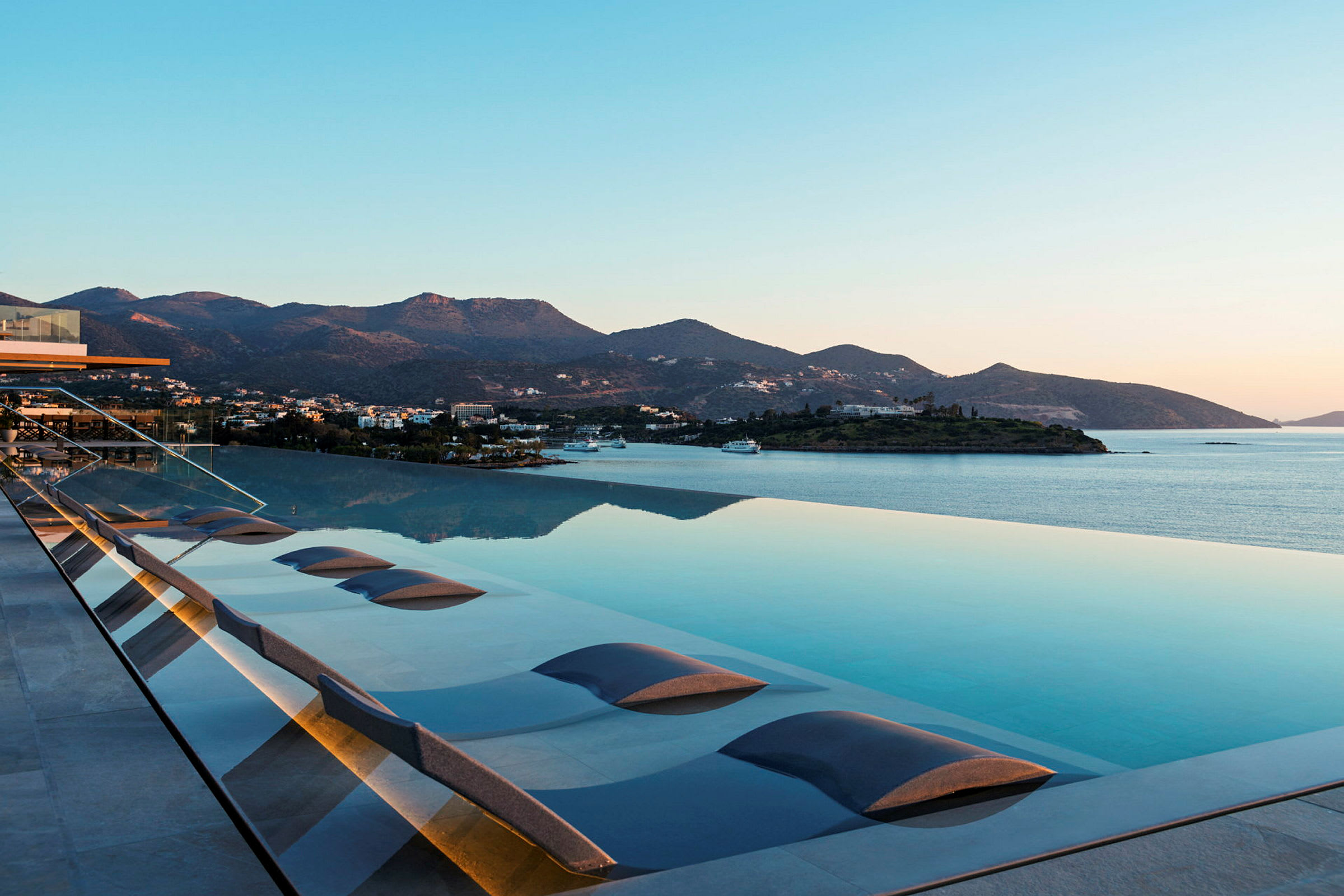 Infinitypool med utsikt över havet och berg i bakgrunden. (AI-genererad text)