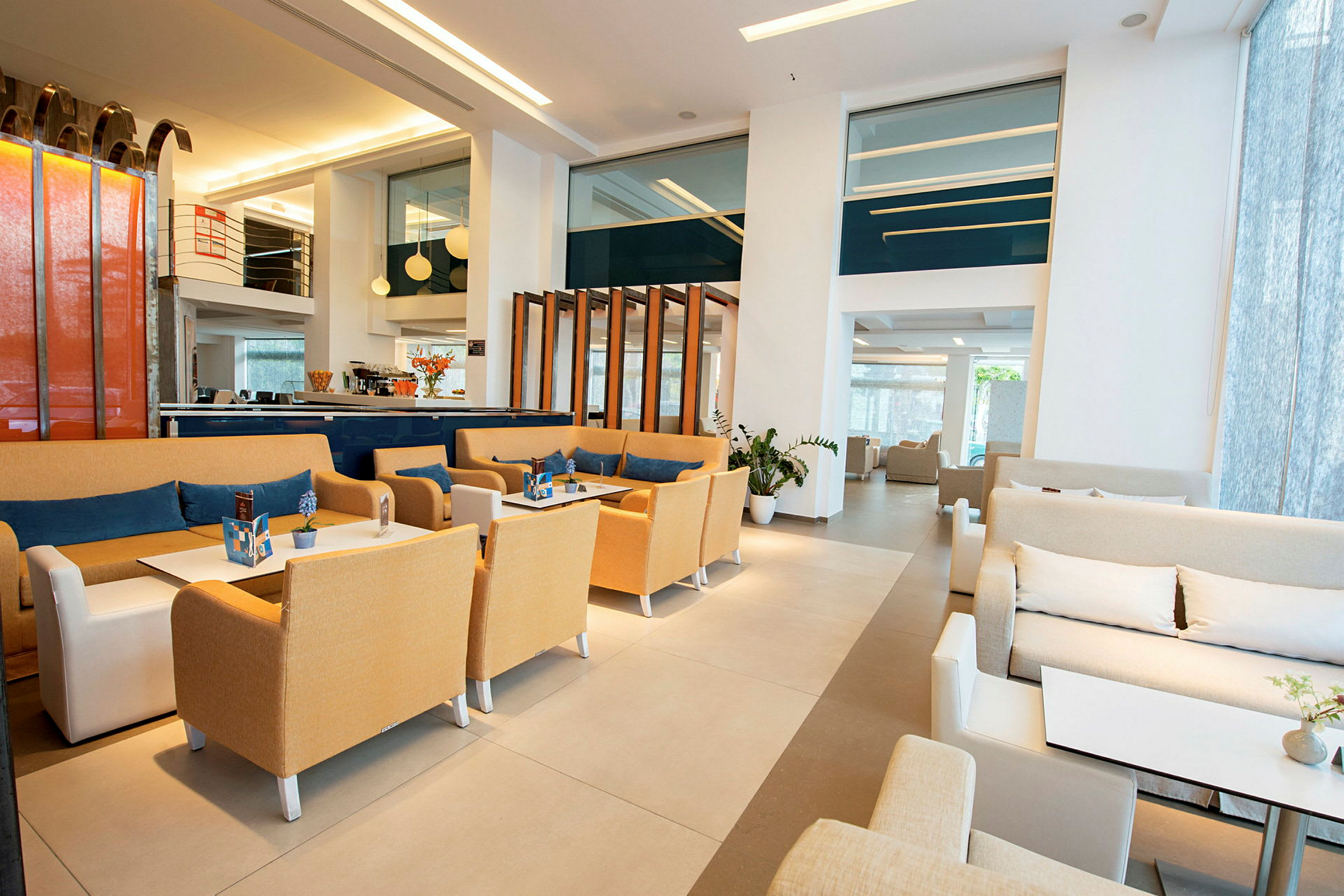 Hotellobby med sittgrupper, bord och modern inredning. (AI-genererad text)