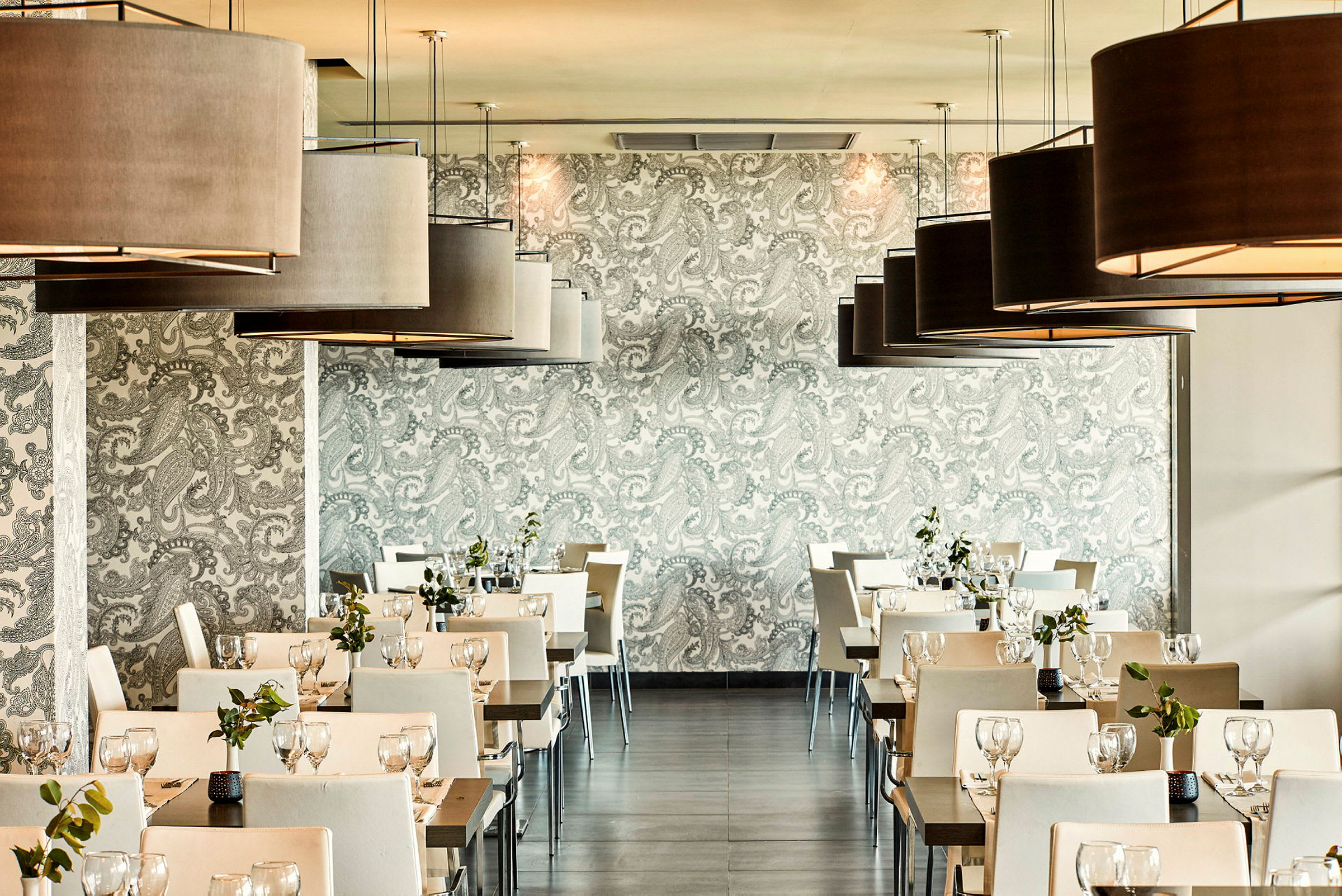 Restaurang med dukade bord och dekorativa lampor. (AI-genererad text)