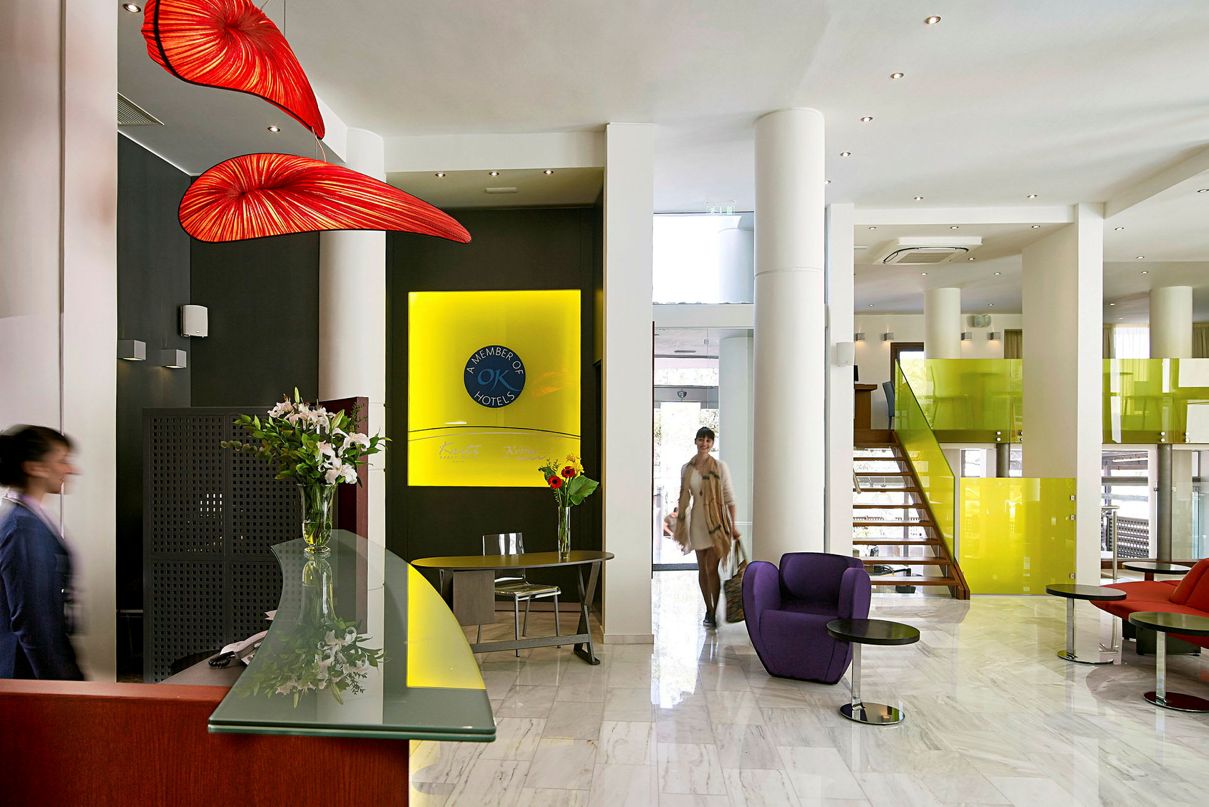 Hotellobby med reception och färgglada möbler. (AI-genererad text)