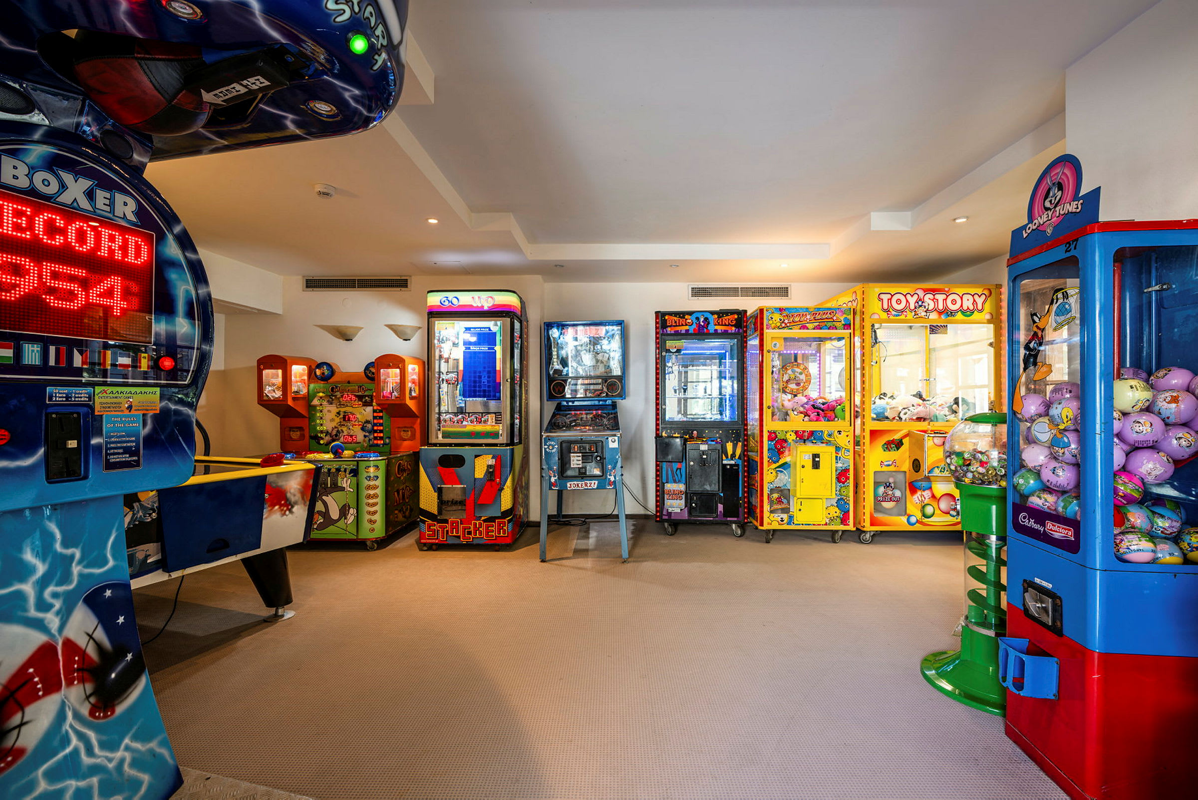 Ett rum med arkadmaskiner och spelautomater. (AI-genererad text)