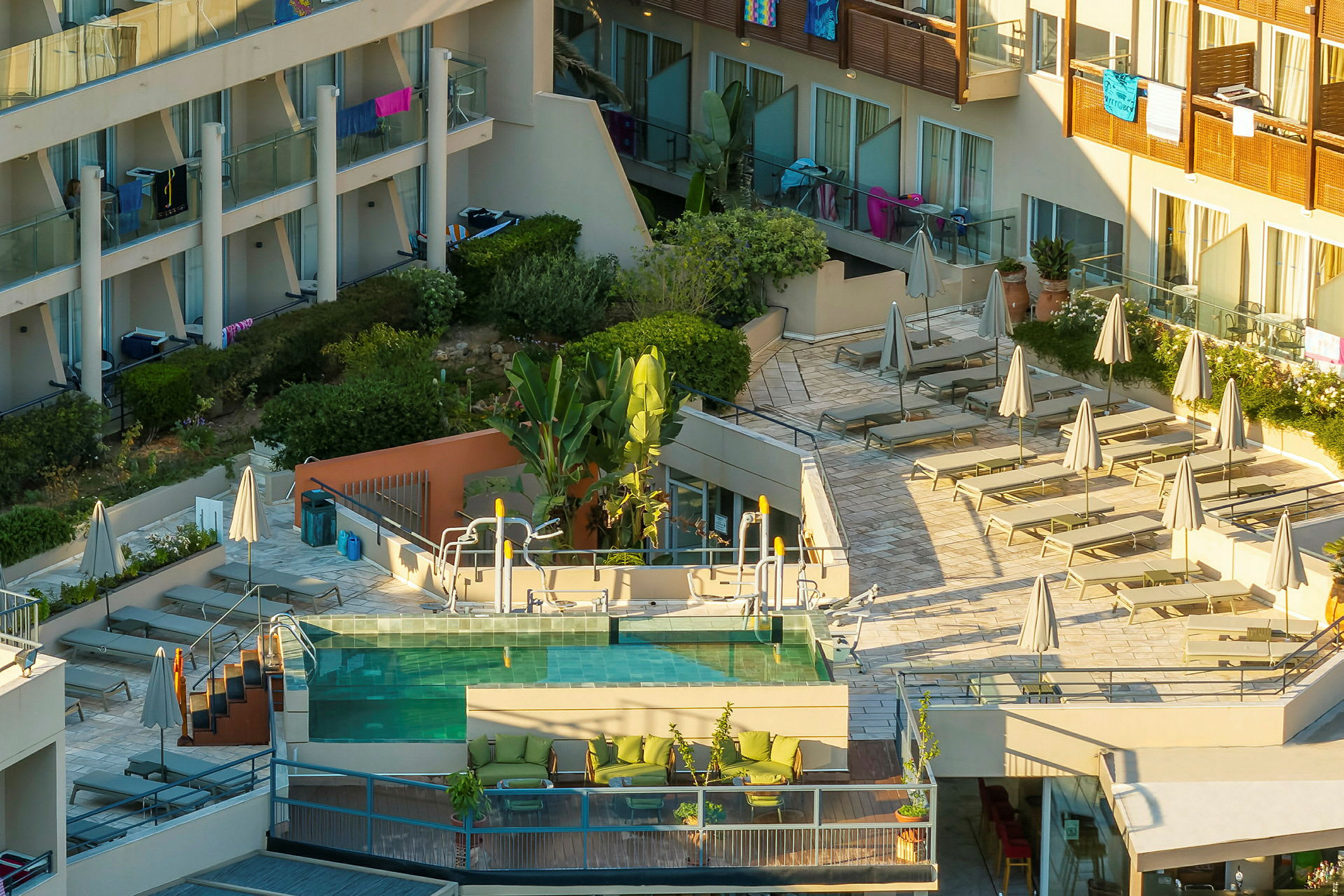 Bild av hotellpoolområde med solstolar och parasoller. (AI-genererad text)
