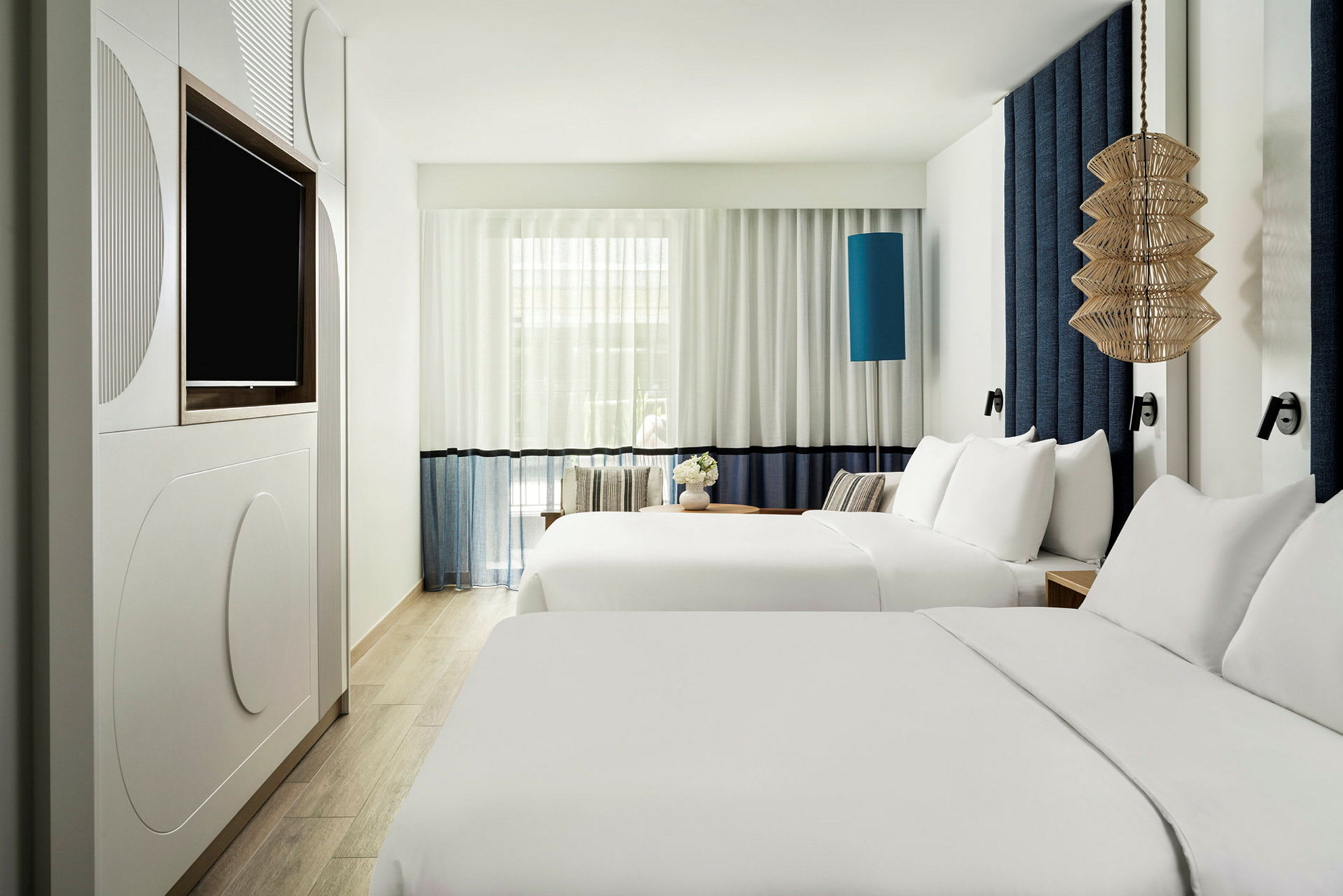 Hotellrum med två dubbelsängar och modern inredning. (AI-genererad text)