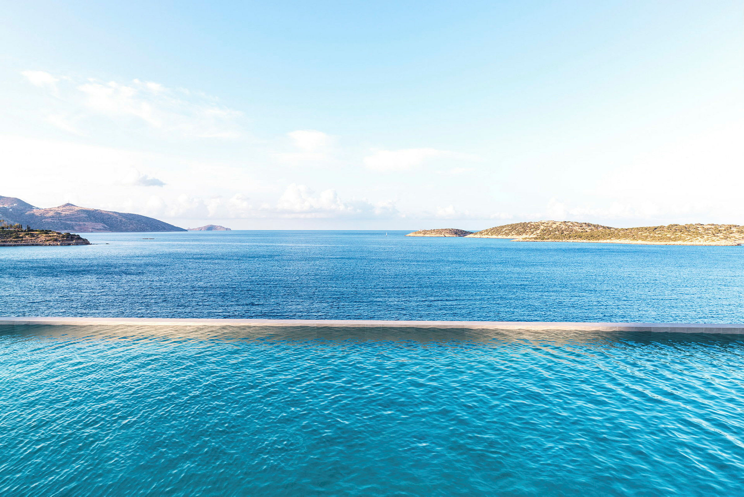 Vy över havet med en infinitypool i förgrunden. (AI-genererad text)