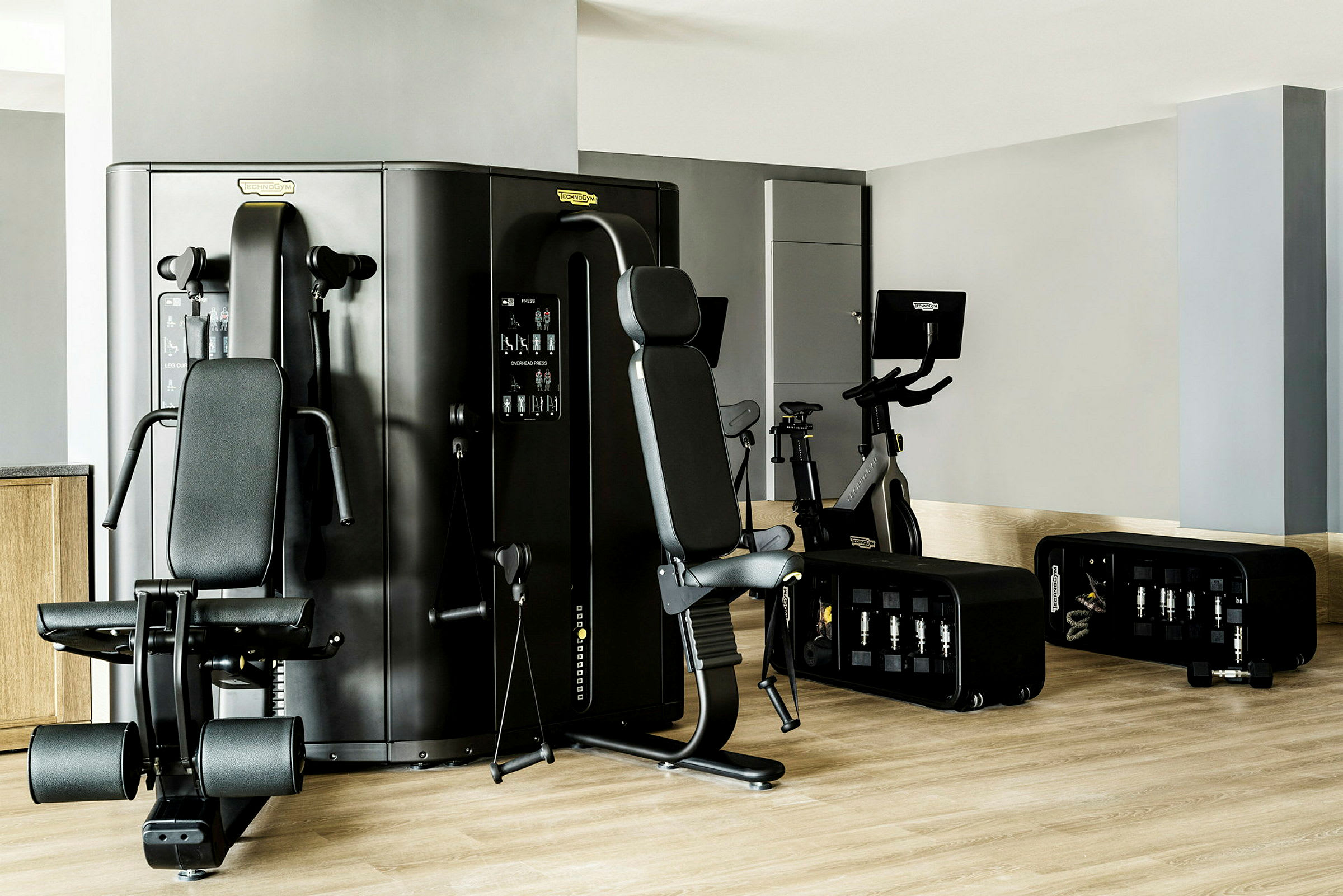 Interiör av ett gym med träningsutrustning. (AI-genererad text)