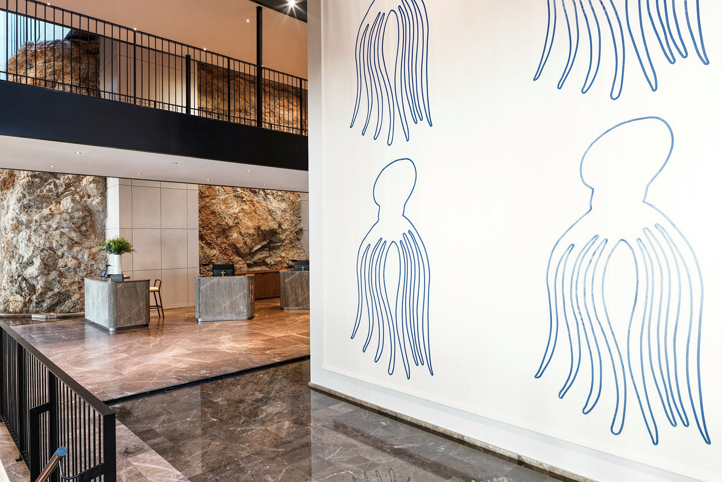 Lobby med reception, konst på väggen och natursten som dekoration. (AI-genererad text)