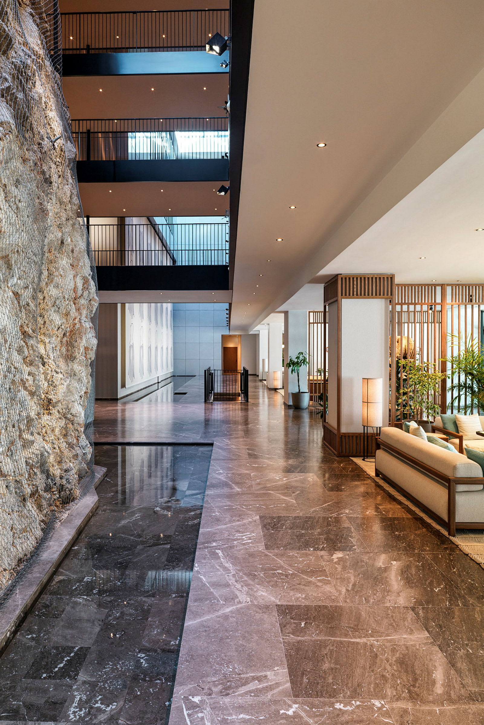 Interiör av en elegant hotellobby med marmor, sittmöbler och dekorativa element. (AI-genererad text)
