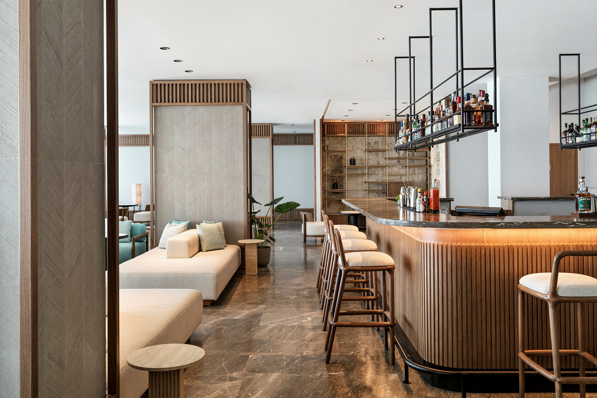Bild av en modern hotellbar med träpaneler och sittplatser. (AI-genererad text)