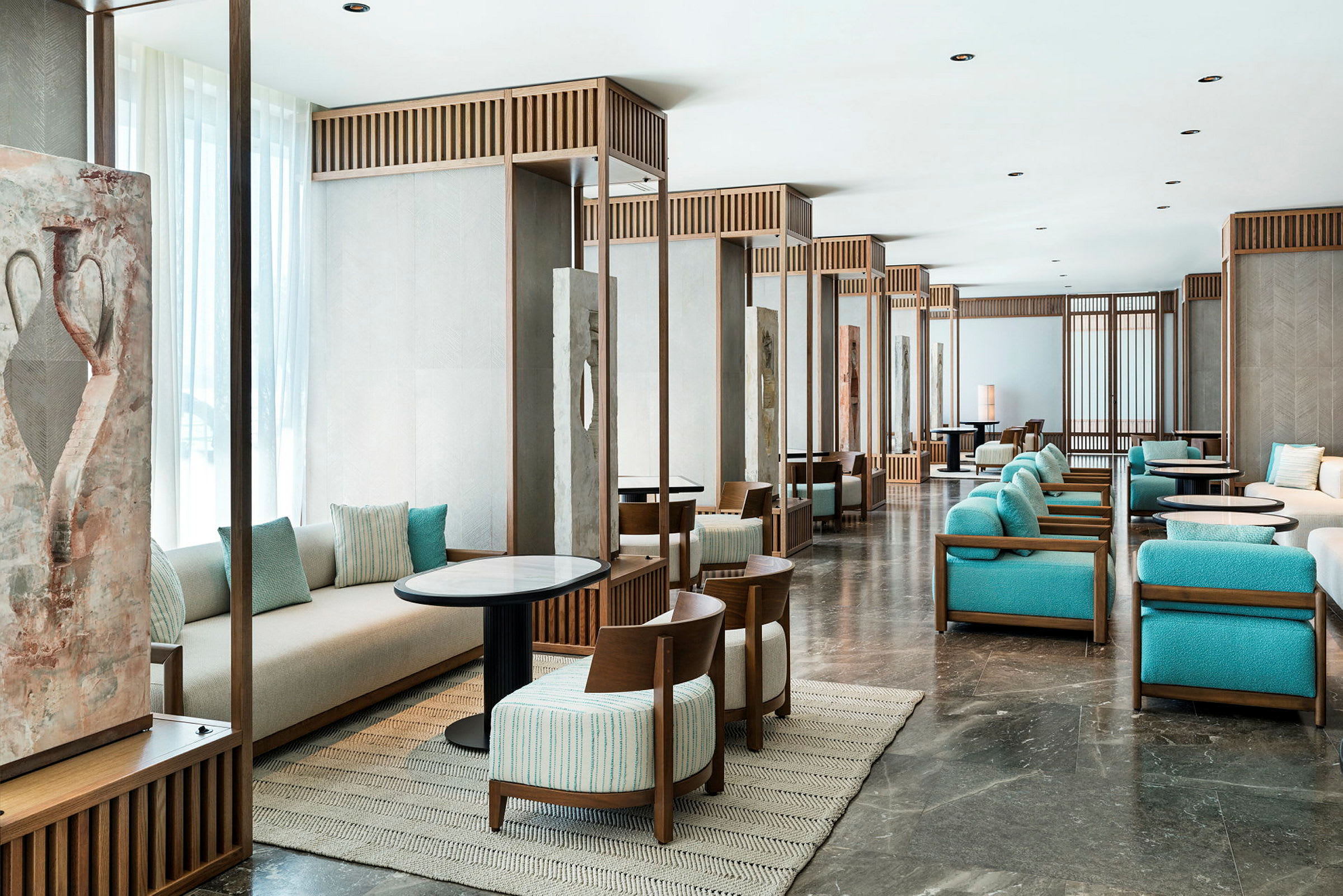 Modern hotellobby med sittgrupper och stilren inredning. (AI-genererad text)