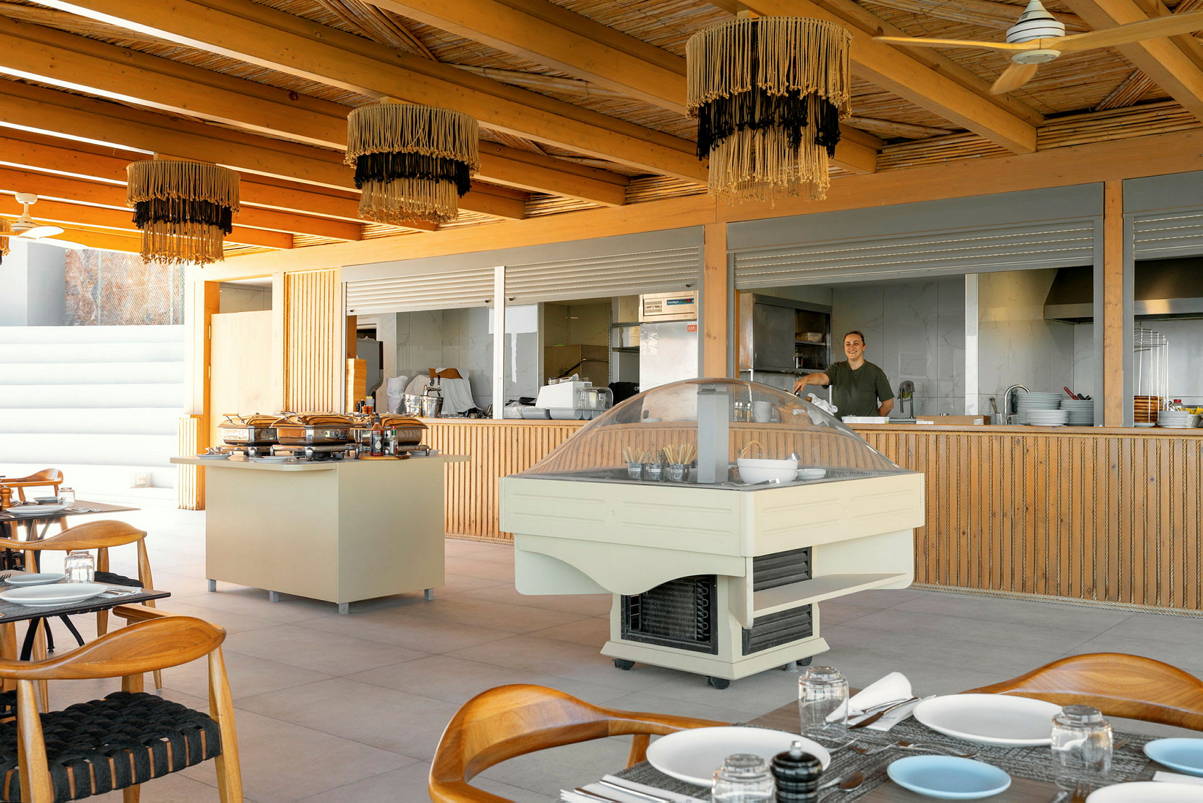 En restaurangmiljö med matservering och träinredning. (AI-genererad text)