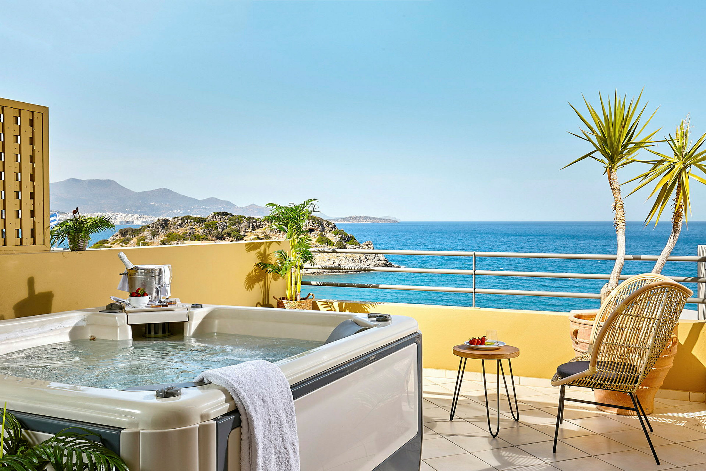 En Jacuzzi på en terrass med utsikt över havet. (AI-genererad text)