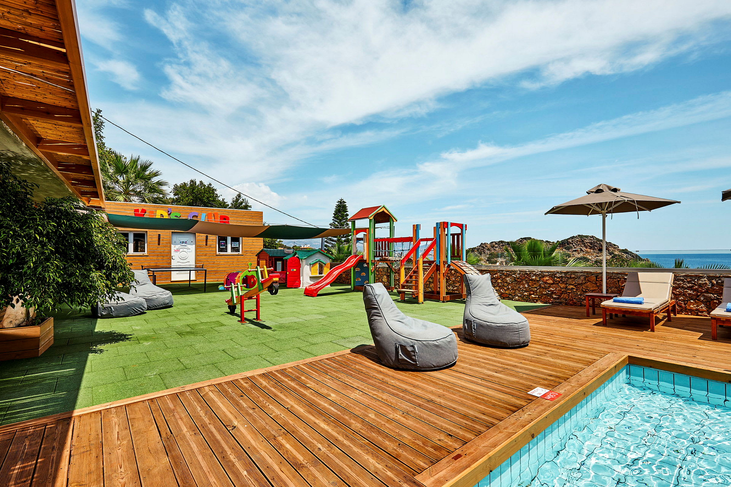 Barnområde med lekplats, barnklubb och pool. (AI-genererad text)