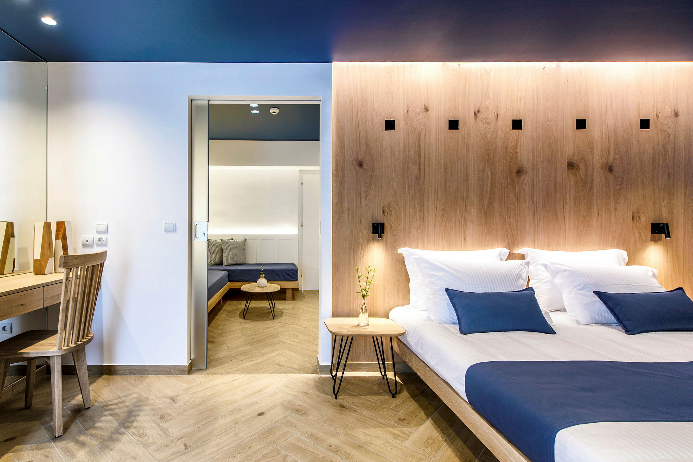 Modernt inrett hotellrum med dubbelsäng och sittområde. (AI-genererad text)