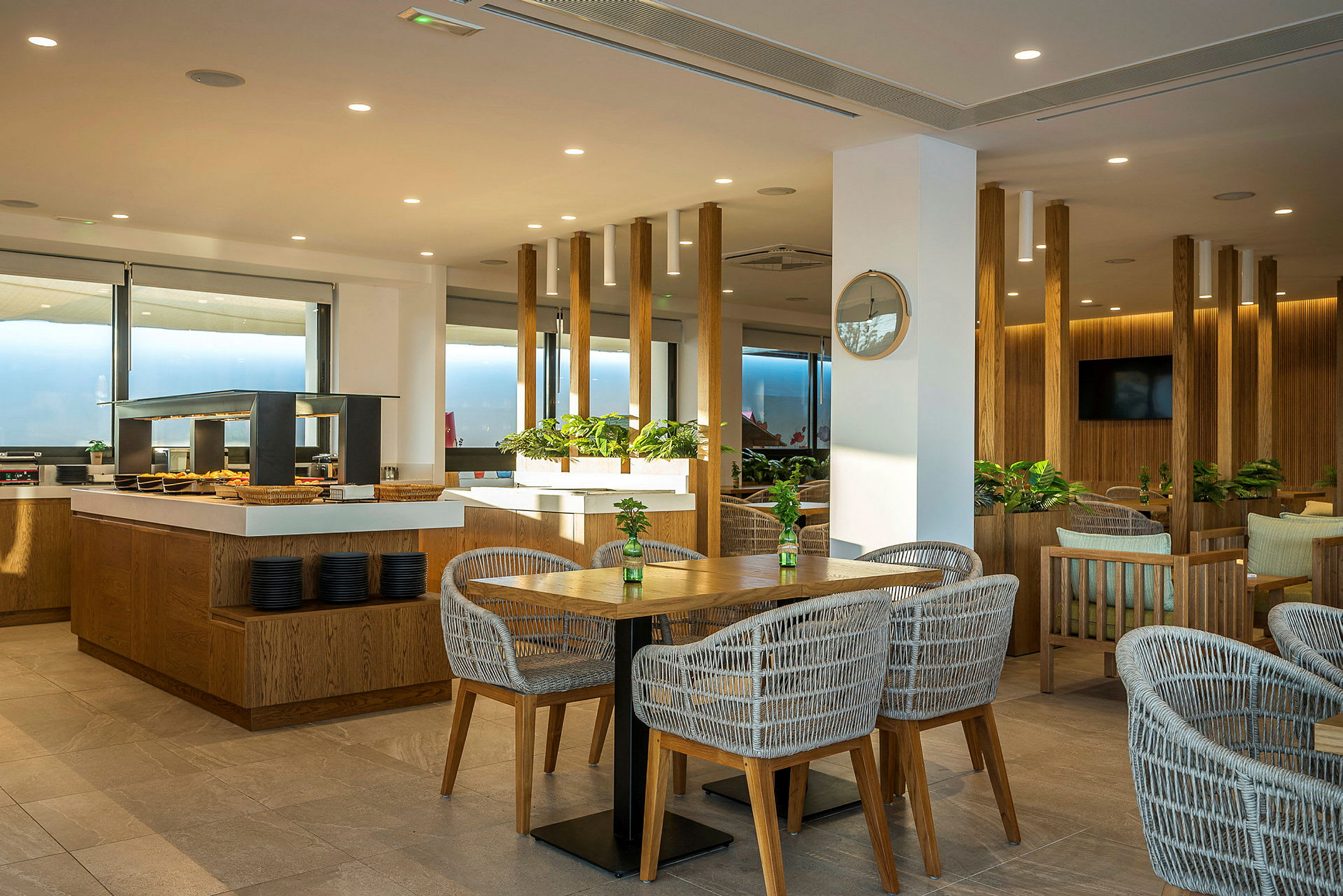 Bild av en hotellrestaurang med moderna möbler och inomhusväxter. (AI-genererad text)