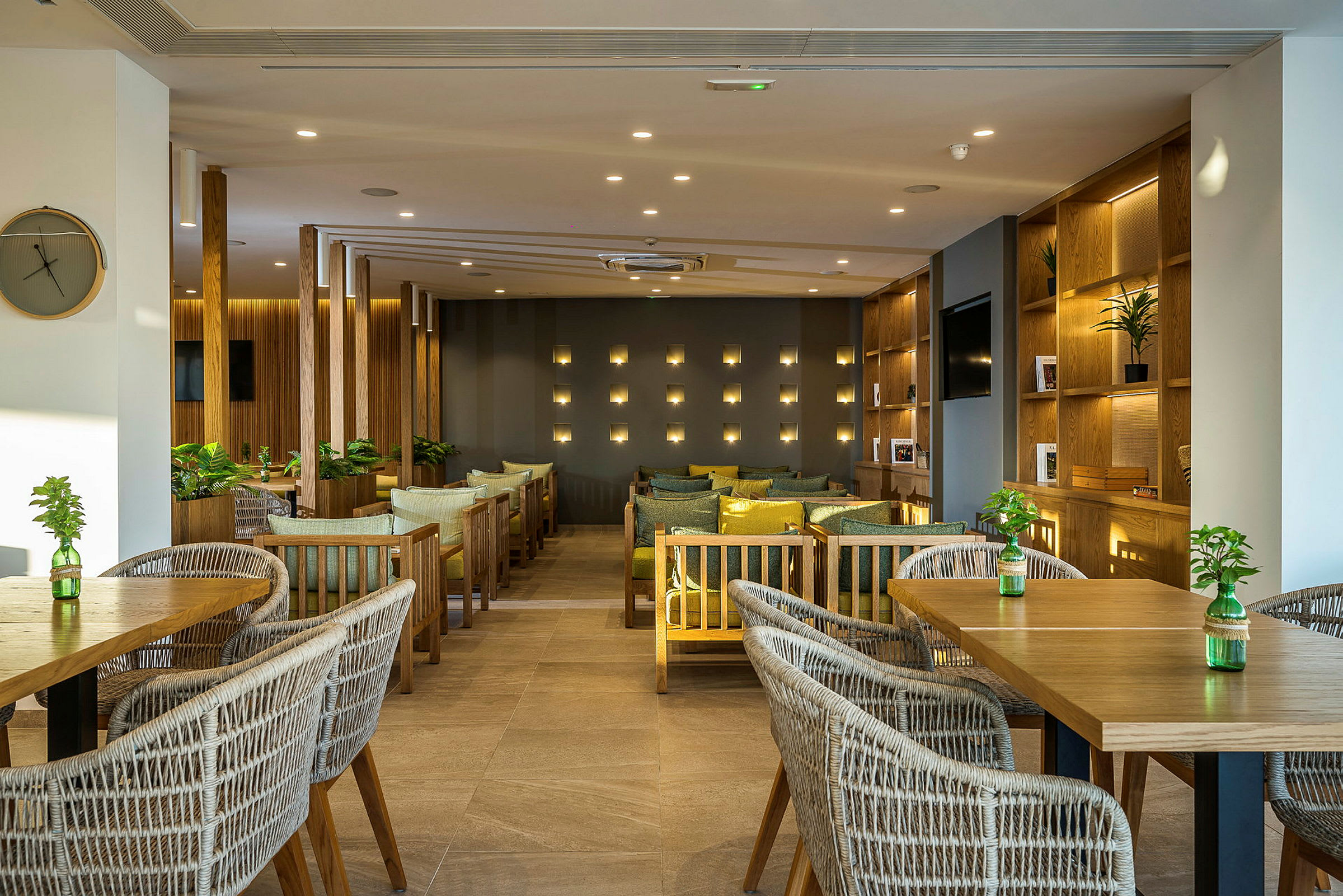Bild av en modern hotellobby med sittgrupper och dekorativ belysning. (AI-genererad text)