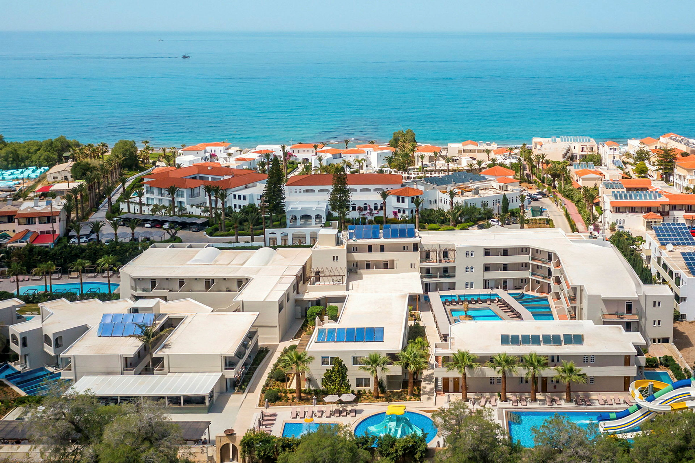 Vy över ett hotellkomplex vid havet. (AI-genererad text)