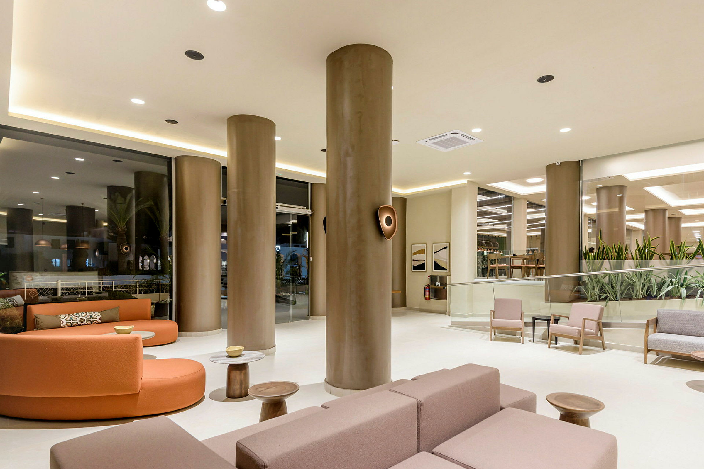 Modern hotellobby med sittmöbler och pelare. (AI-genererad text)