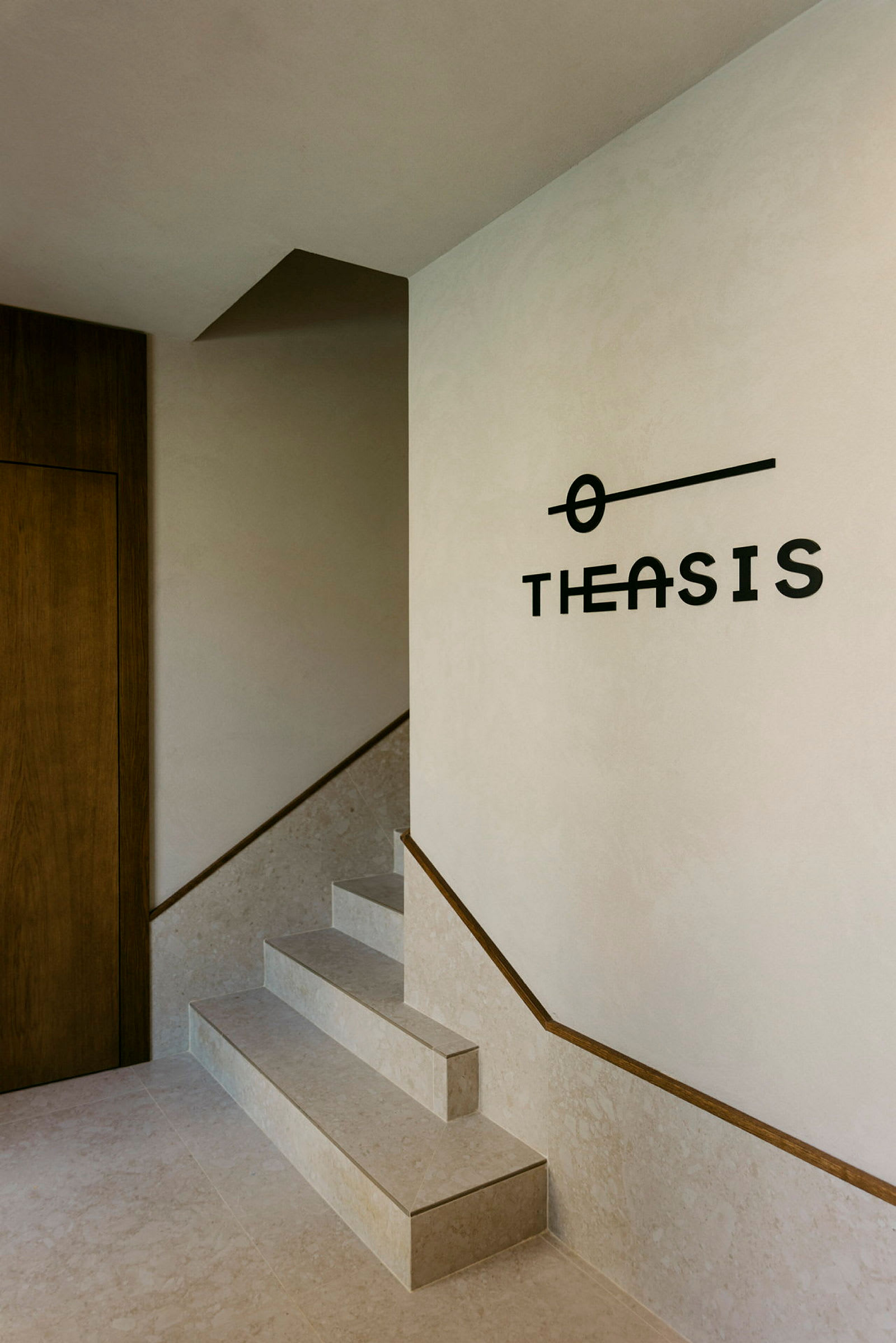 En trappa med stensteg och en vägg med texten 'THESIS'. (AI-genererad text)