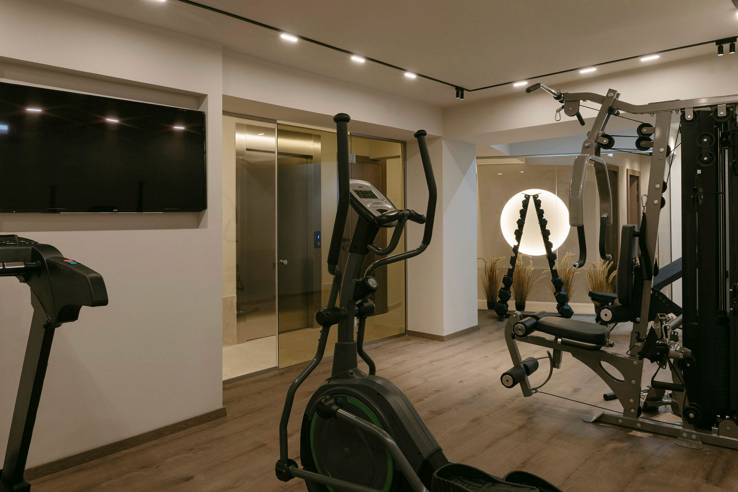 Ett gym med träningsutrustning som konditionscykel och multigym. (AI-genererad text)