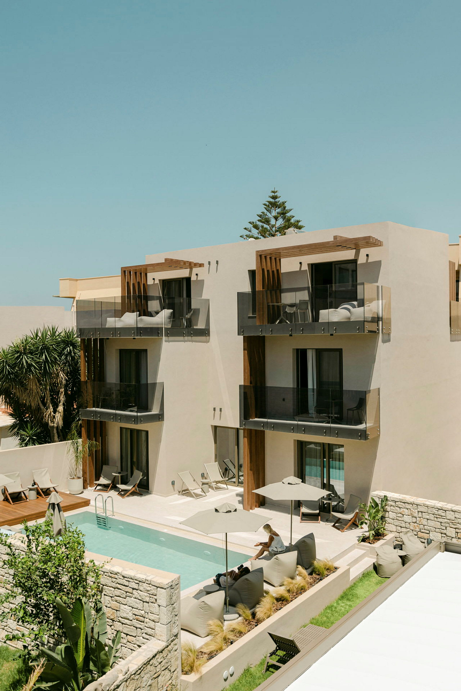Modernt hotell med pool och solstolar. (AI-genererad text)