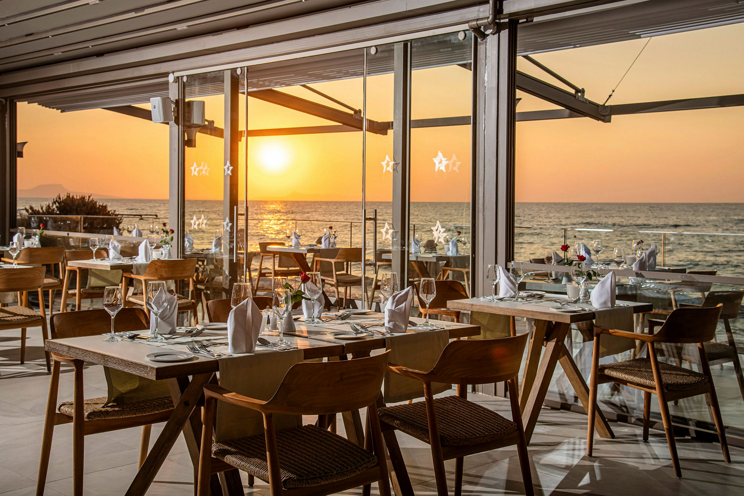 Restaurang med havsutsikt i solnedgång. (AI-genererad text)