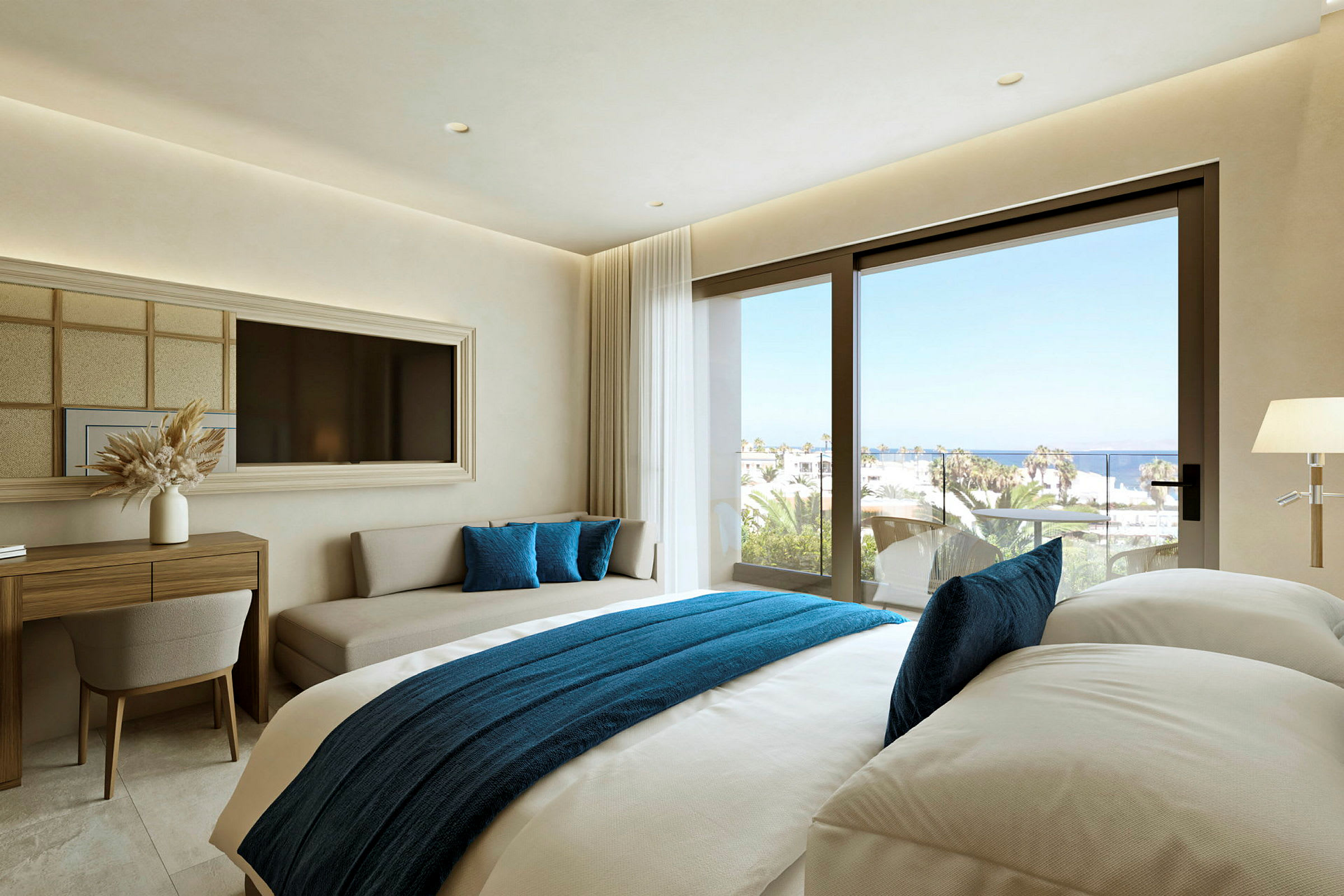 Ett ljust och modernt hotellrum med en säng dekorerad med blå textiler, en soffa och ett skrivbord. Fönstren ger utsikt över en balkong och havet. (AI-genererad text)