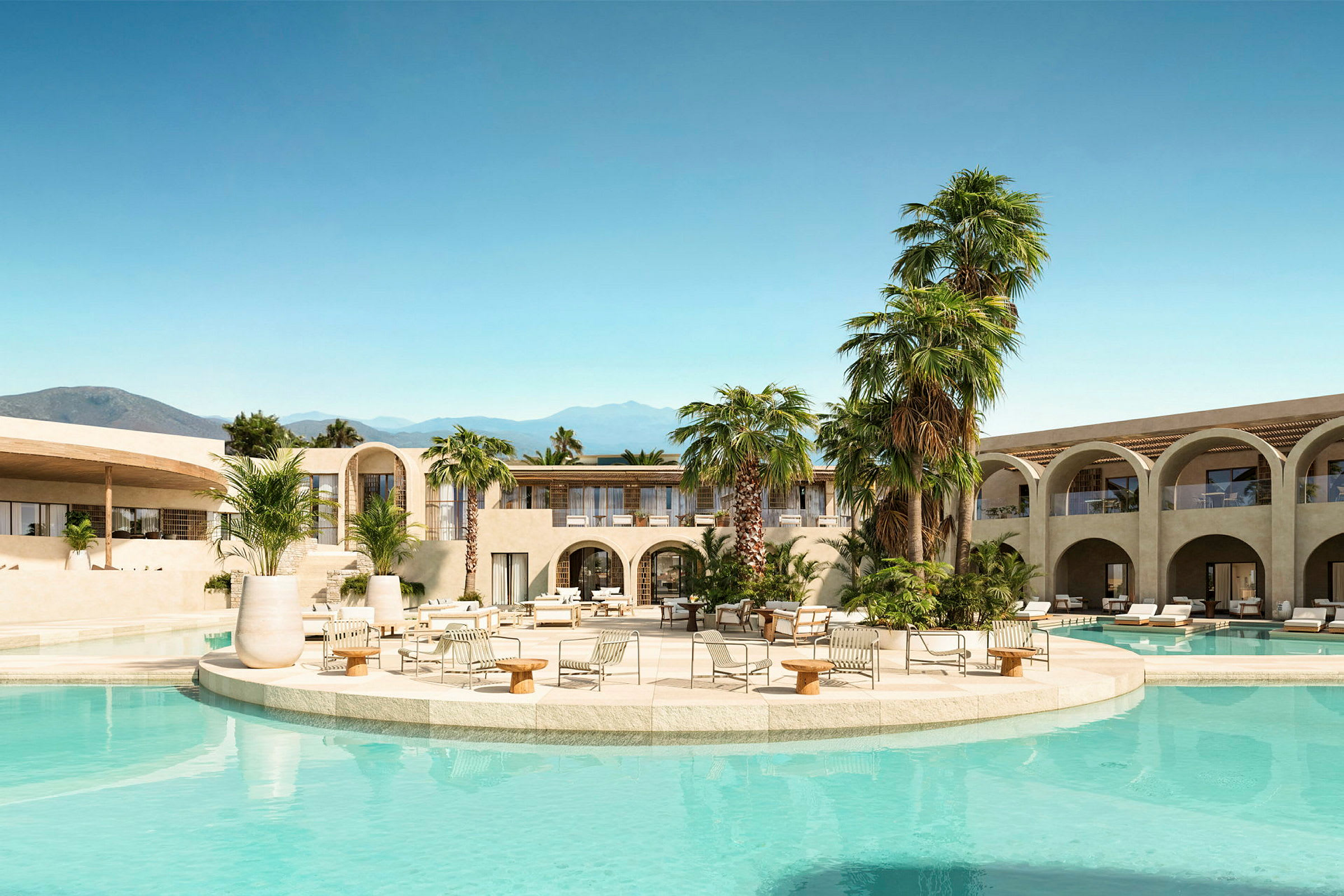 Ett hotellområde med en pool, omgiven av solstolar och palmer, och byggnader med valv i bakgrunden. (AI-genererad text)