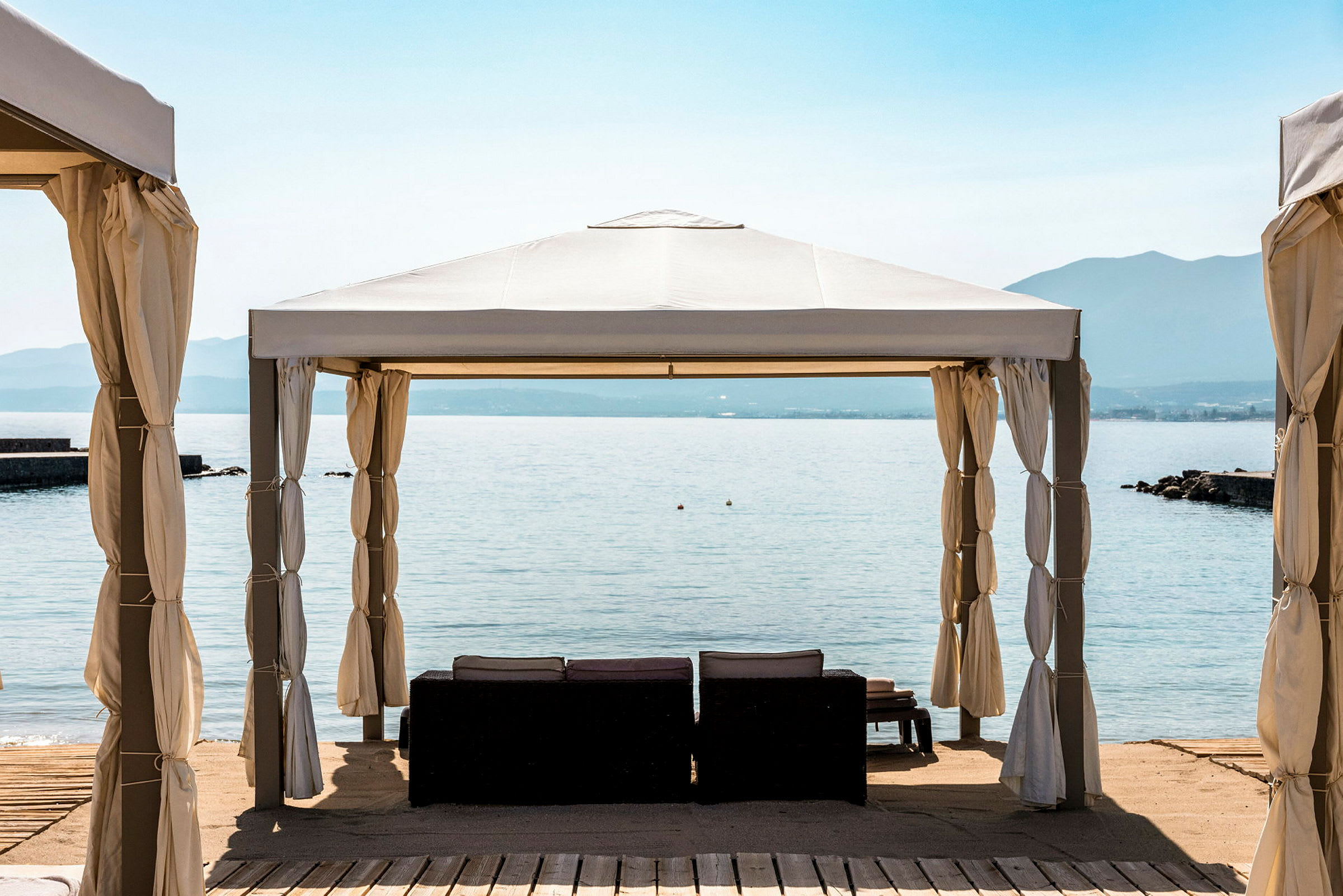 En strandpaviljong med utsikt över havet. (AI-genererad text)