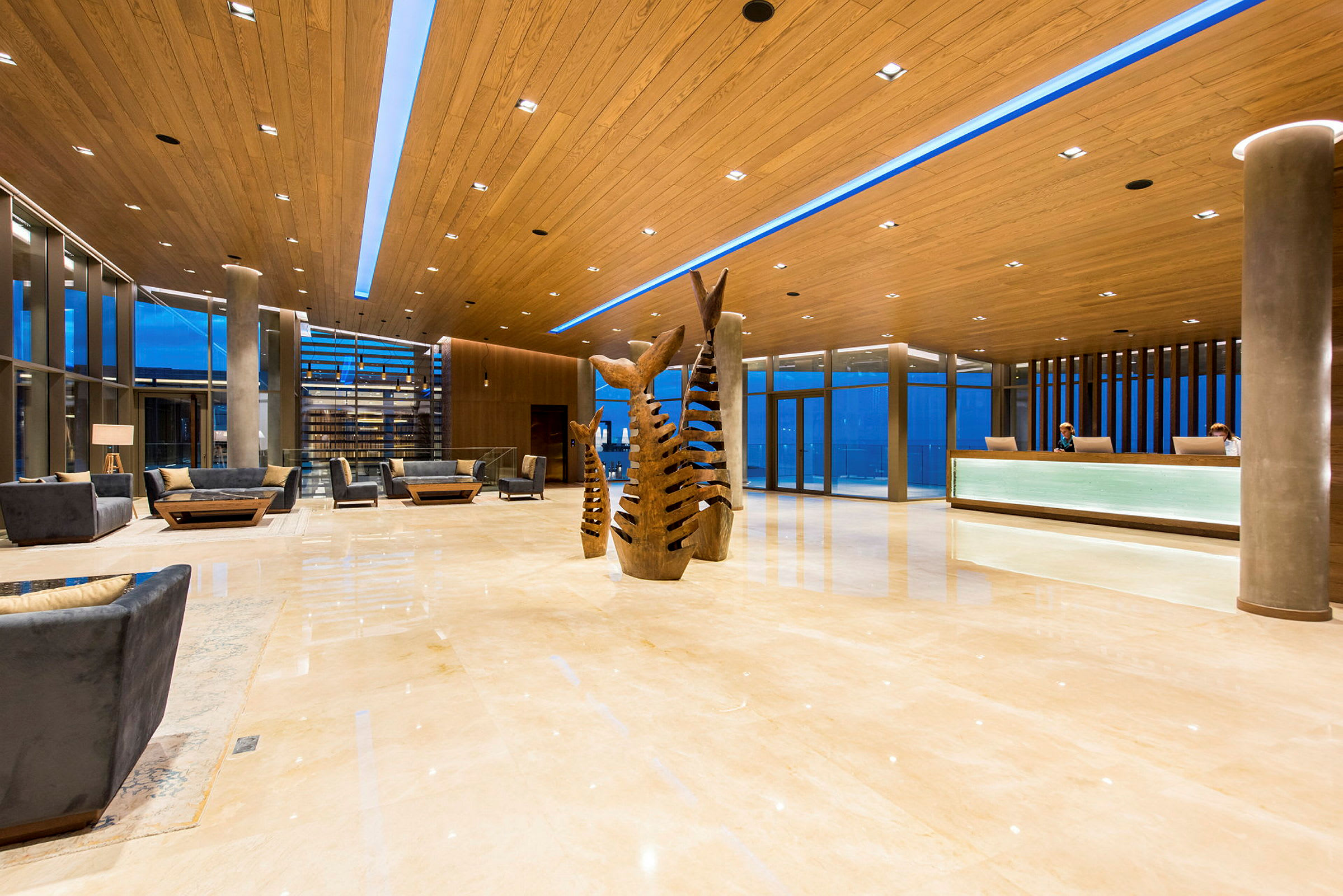 En rymlig hotellobby med träinnertak, soffgrupper och en receptionsdisk. (AI-genererad text)
