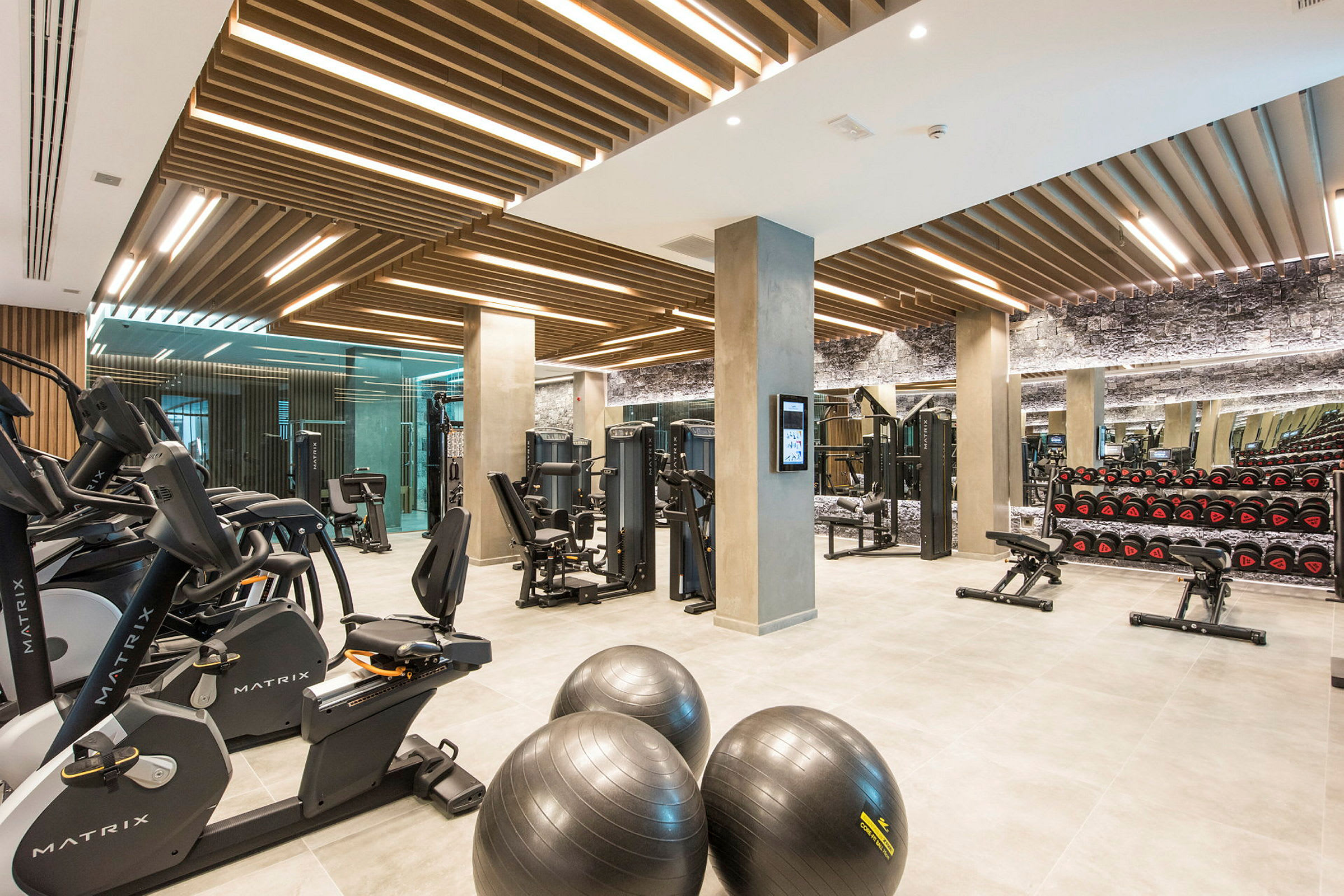 Ett modernt gym med träningsmaskiner och utrustning. (AI-genererad text)