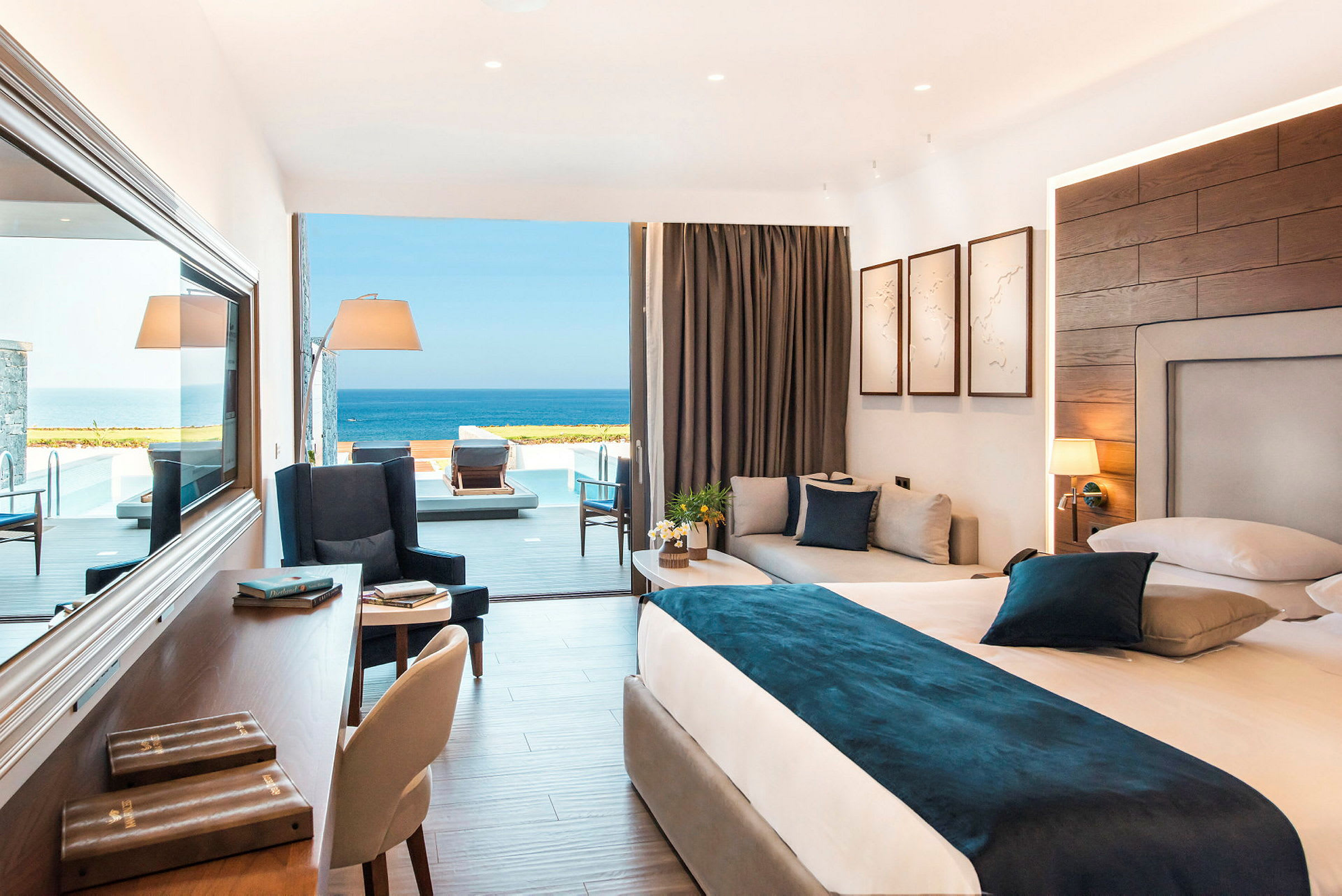 Modernt hotellrum med havsutsikt och privat pool. (AI-genererad text)