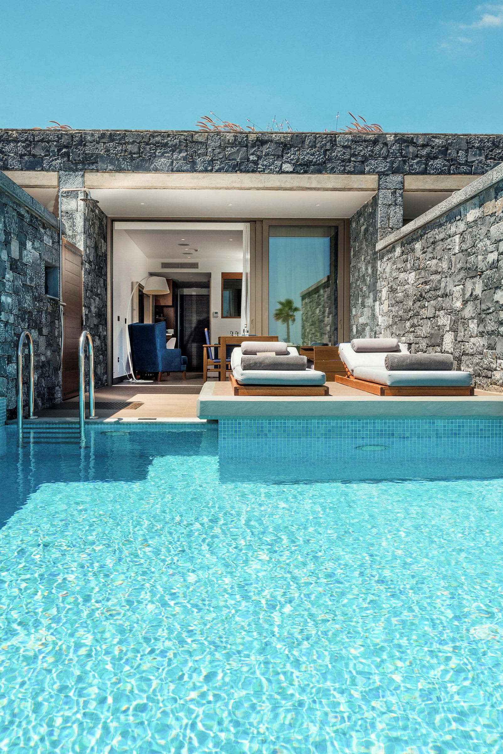 Privat pool framför ett modernt hotellrum. (AI-genererad text)