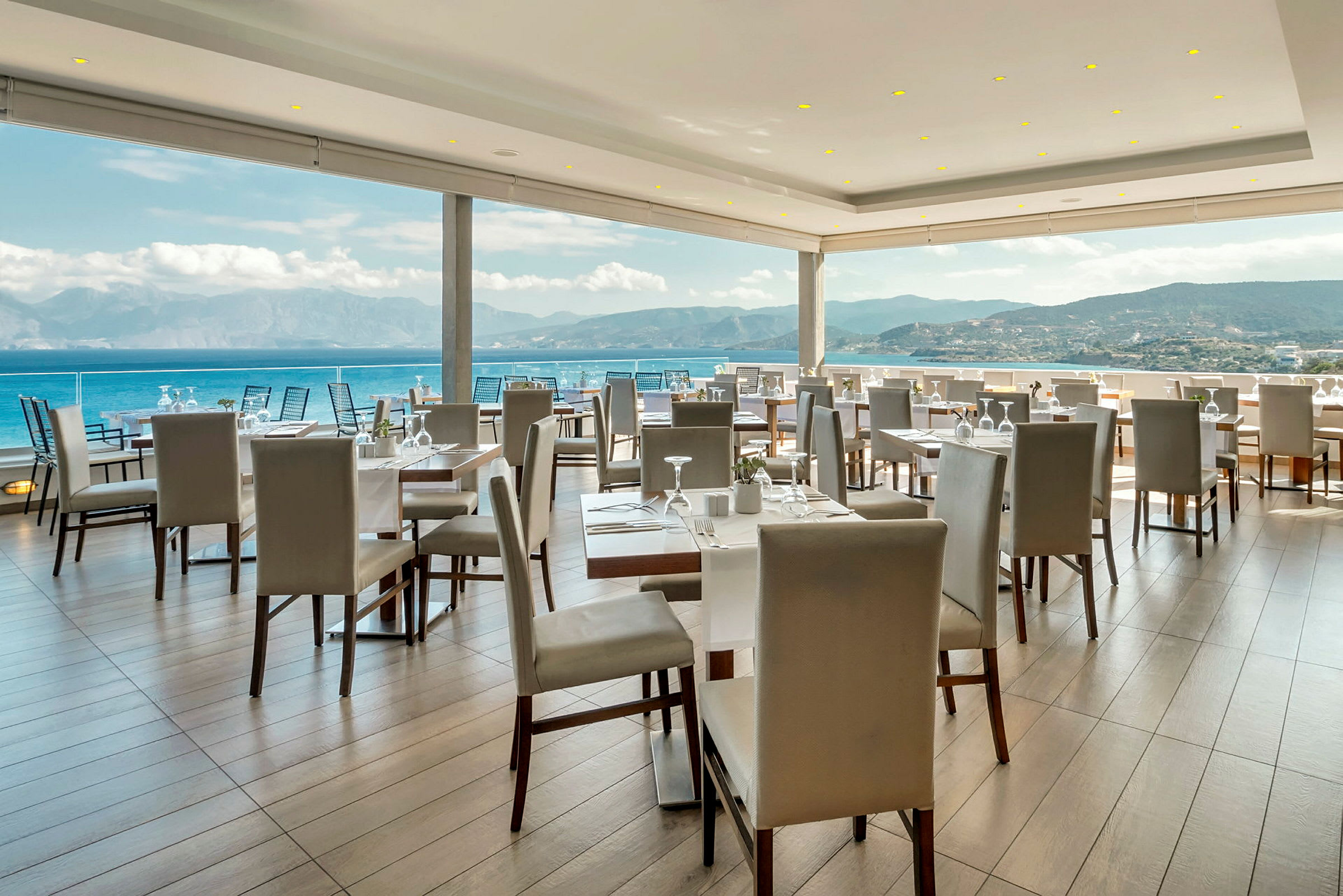 Restaurang med utsikt över havet och bergen. (AI-genererad text)
