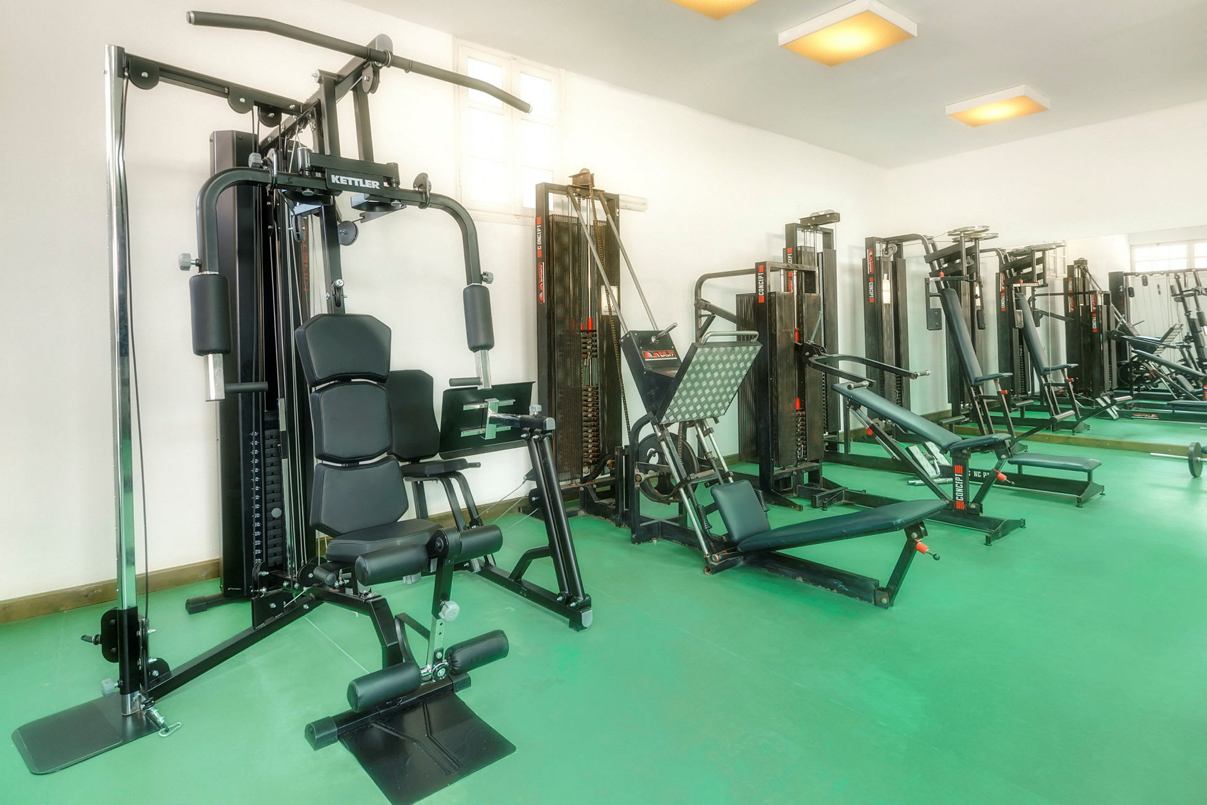 Träningsutrustning i ett gym. (AI-genererad text)