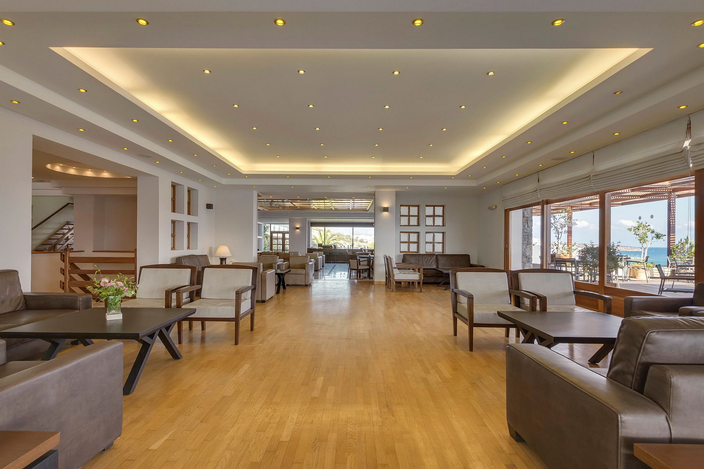 Hotellobby med moderna möbler och fönster som vetter mot utsikt. (AI-genererad text)