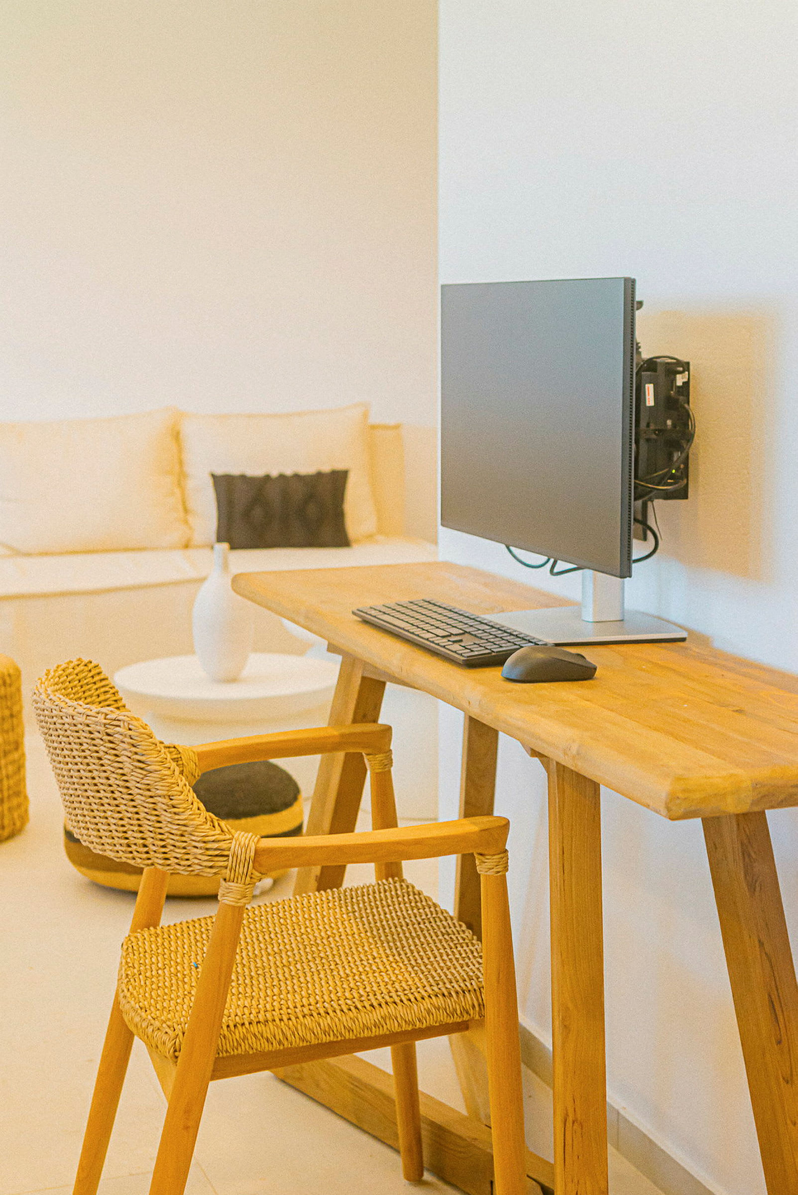 En arbetsplats med en träskrivbord, stol och datorskärm. (AI-genererad text)
