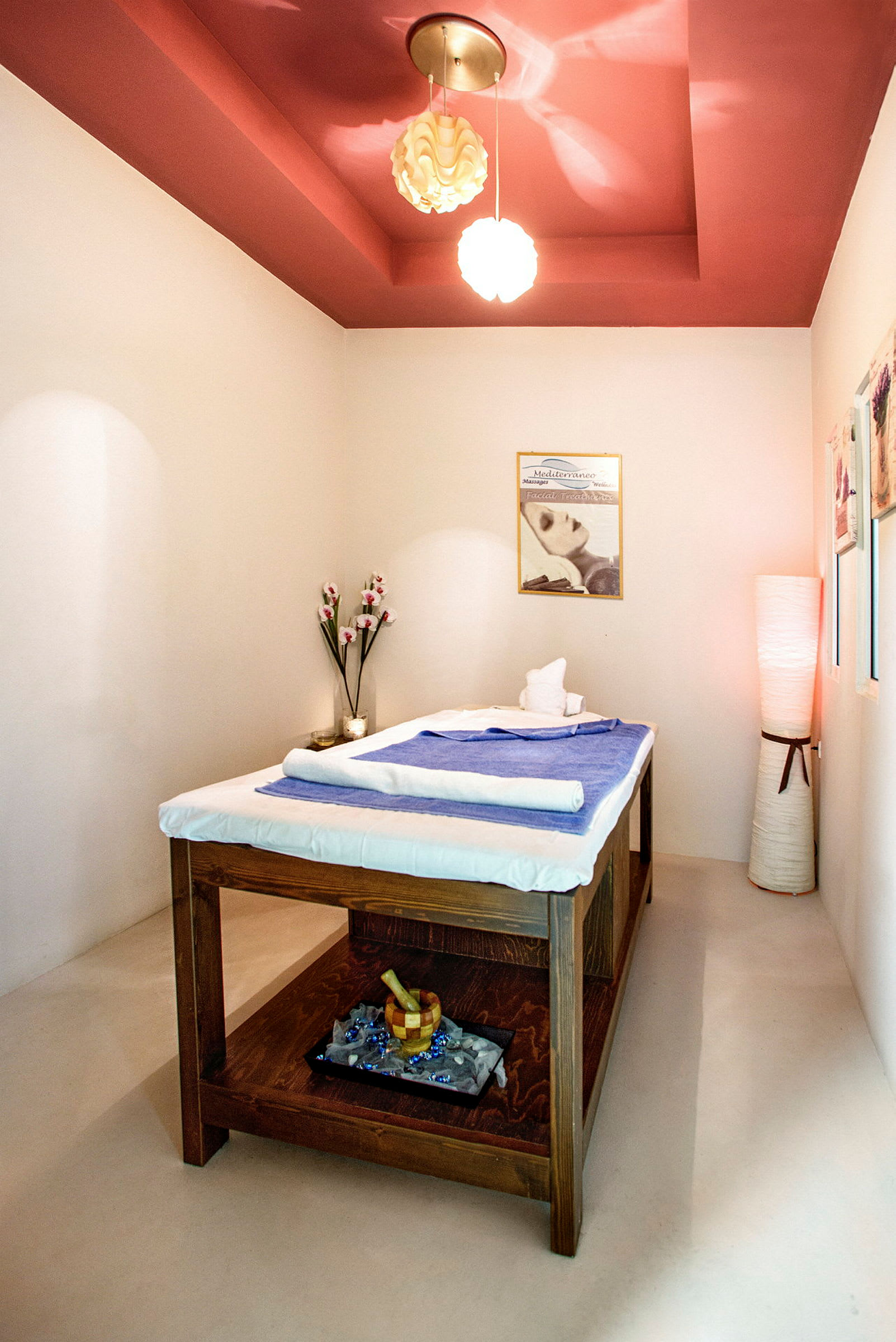 Ett spa-behandlingsrum med en massagebänk. (AI-genererad text)