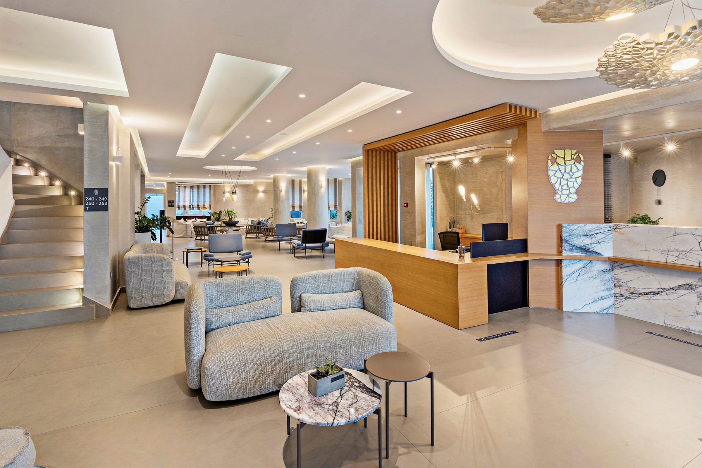 Reception- och sittområde i modernt hotell. (AI-genererad text)