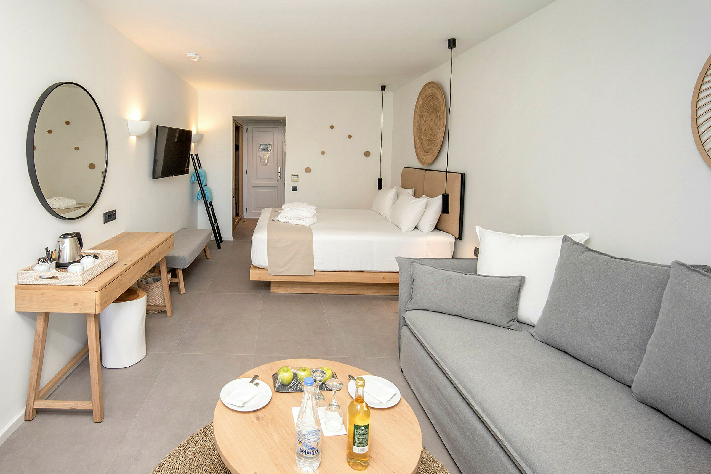 Modernt hotellrum med säng, soffa och möbler. (AI-genererad text)
