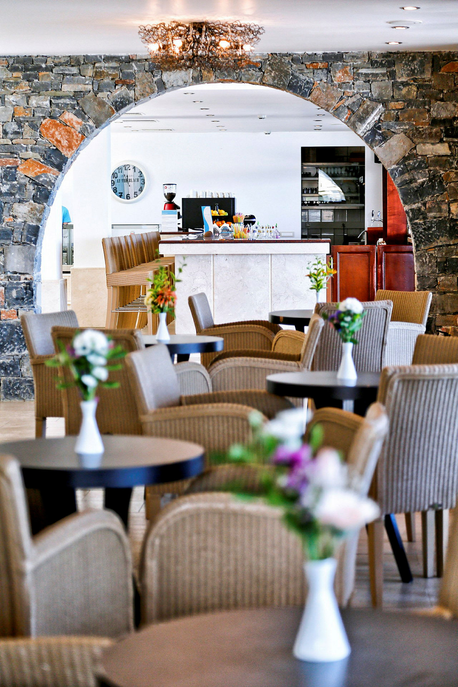 En restaurang eller café-miljö med bord, stolar och en bar i bakgrunden. (AI-genererad text)