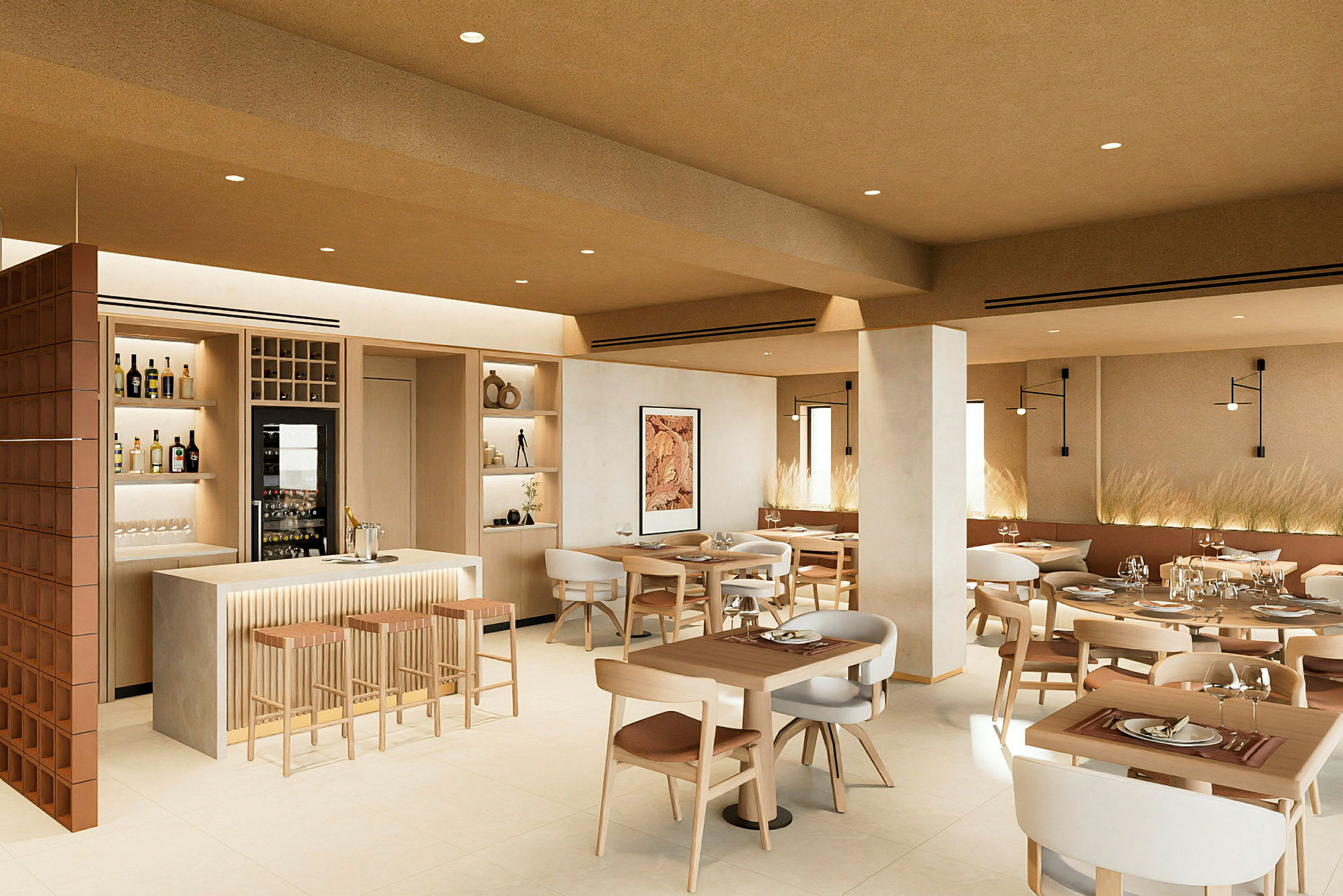 En elegant inredd restaurang med ljusa träbord och stolar. Det finns en bardisk med stolar och en vägg med hyllor fyllda med flaskor. Miljön är modern och inbjudande. (AI-genererad text)