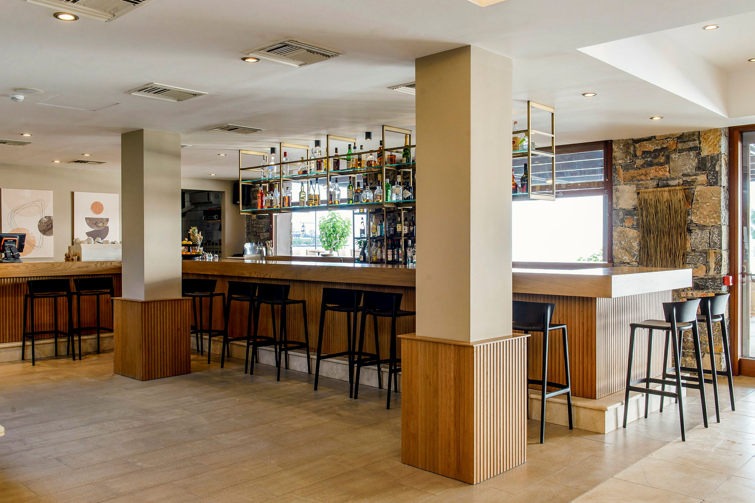 Bild av en modern bar med träbord och svarta barstolar. (AI-genererad text)