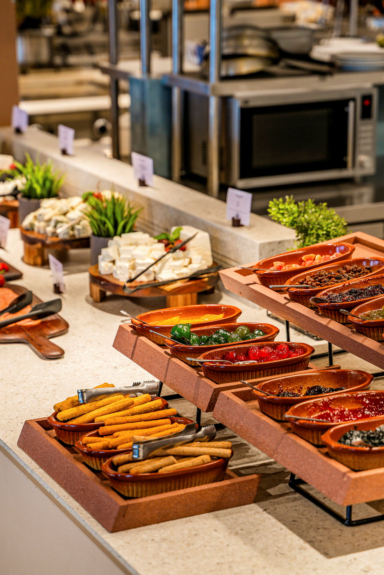 En buffé med olika mat såsom ostar och tillbehör. (AI-genererad text)