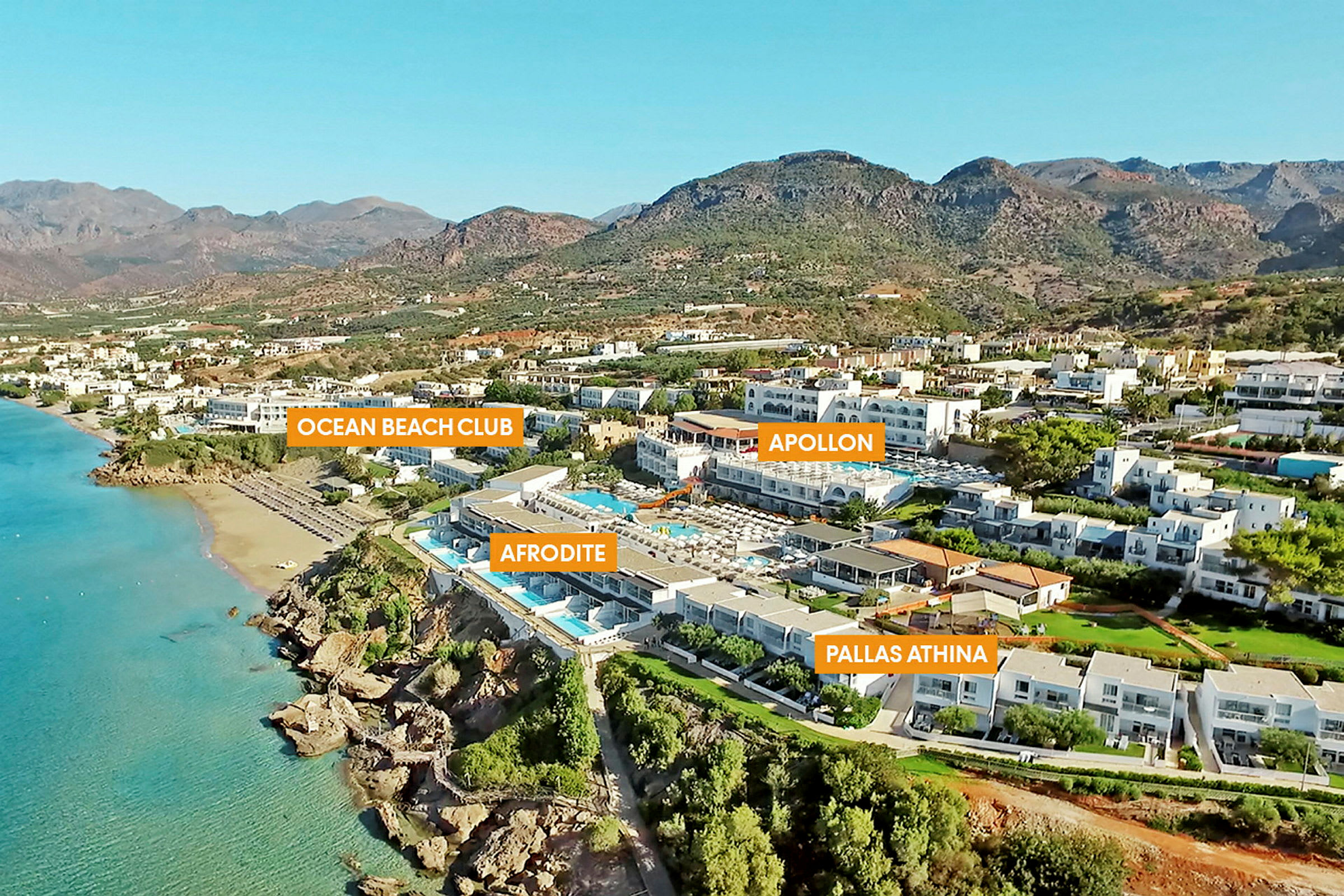 Flygfoto av kustlandskap med byggnader och hav. (AI-genererad text)