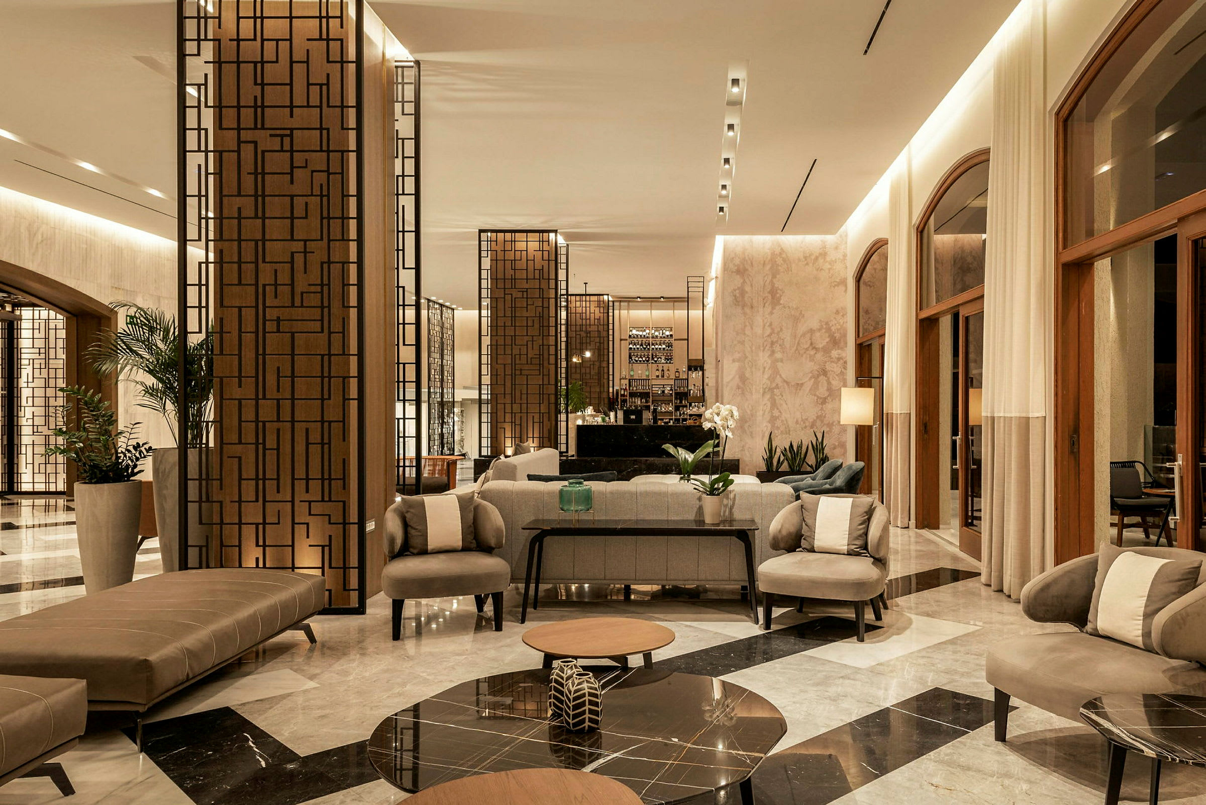Modern hotellobby med sittgrupper och eleganta möbler. (AI-genererad text)