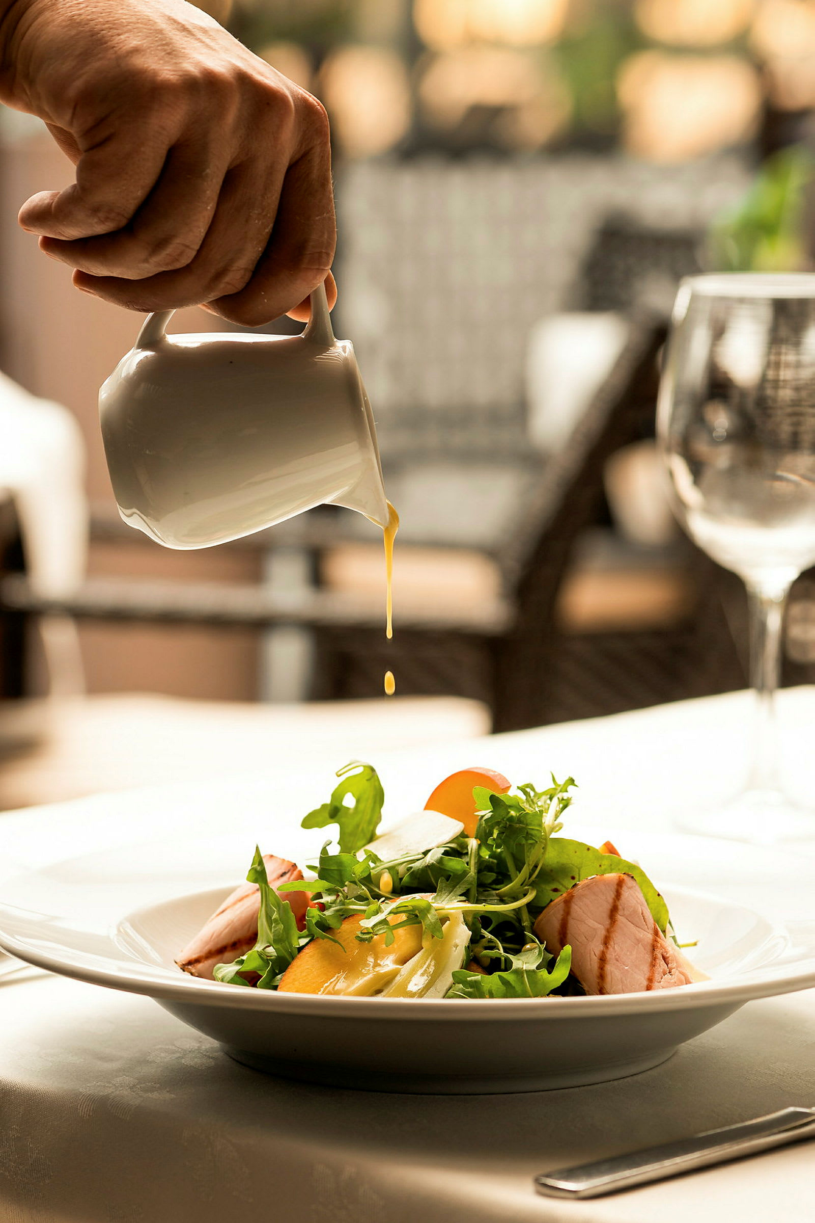 Hand som häller dressing över en sallad. (AI-genererad text)