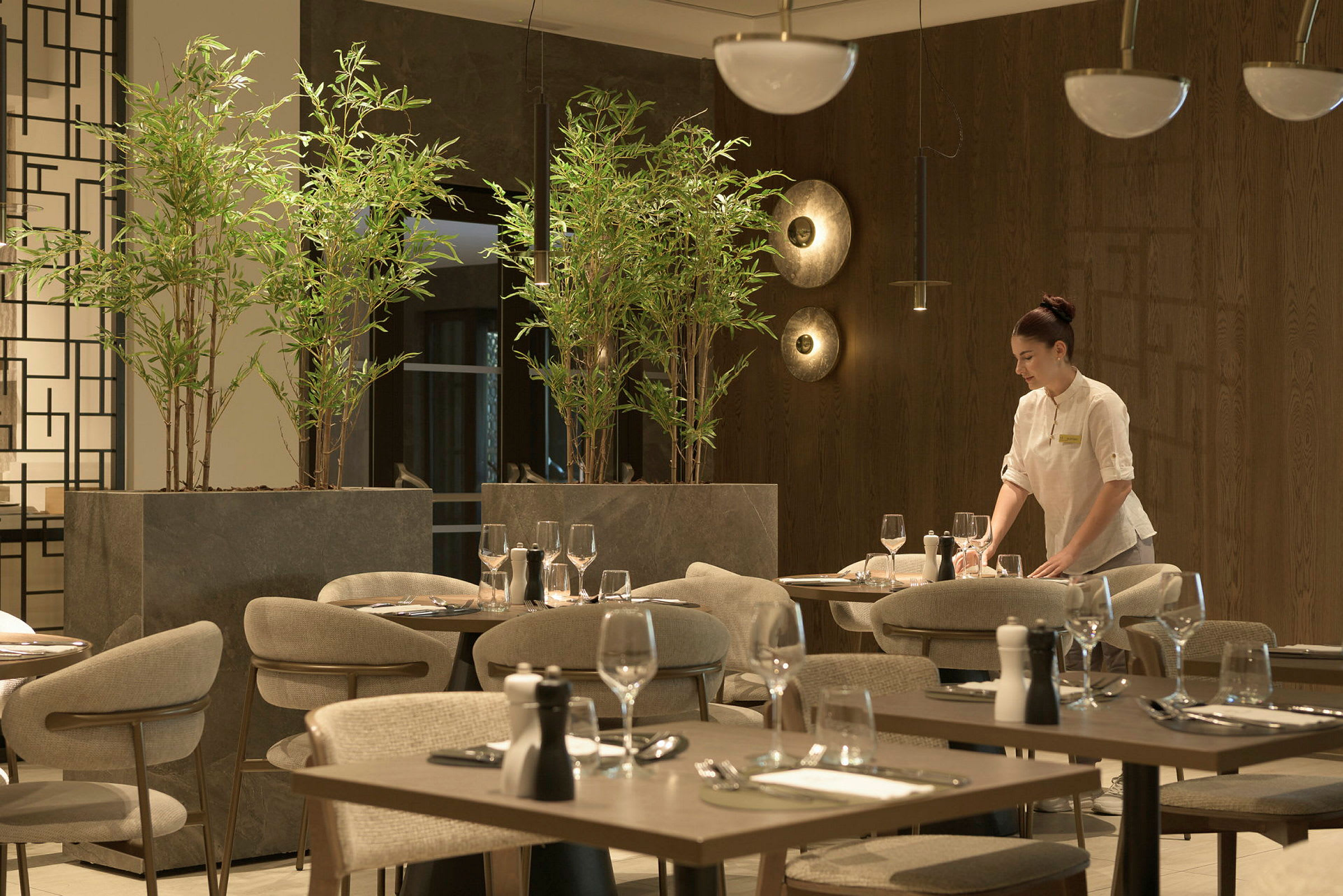 En elegant restaurang med moderna möbler och levande grönska. (AI-genererad text)
