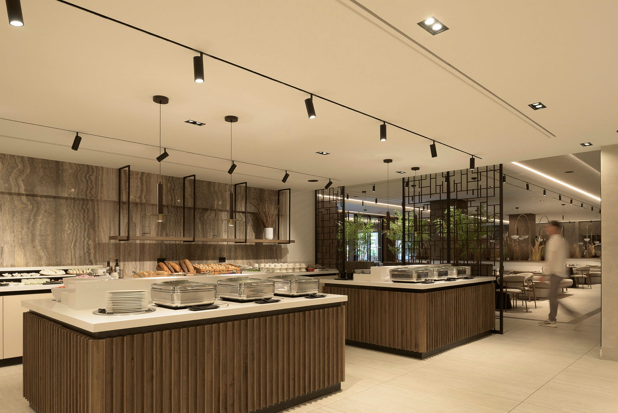 Restaurang med bufféområde och moderna inredningsdetaljer. (AI-genererad text)